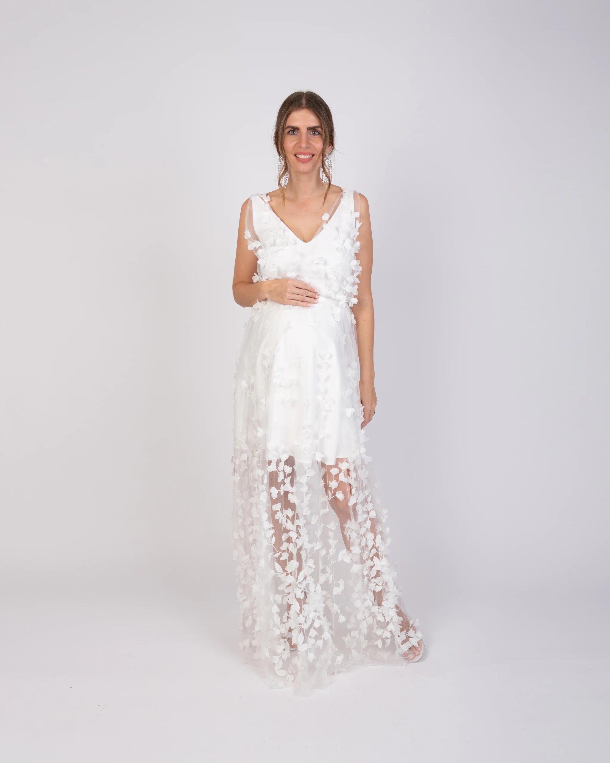 Romantisches Brautkleid für Schwangere mit Maxi-Überrock aus 3D-Blüten - Ansicht vorne