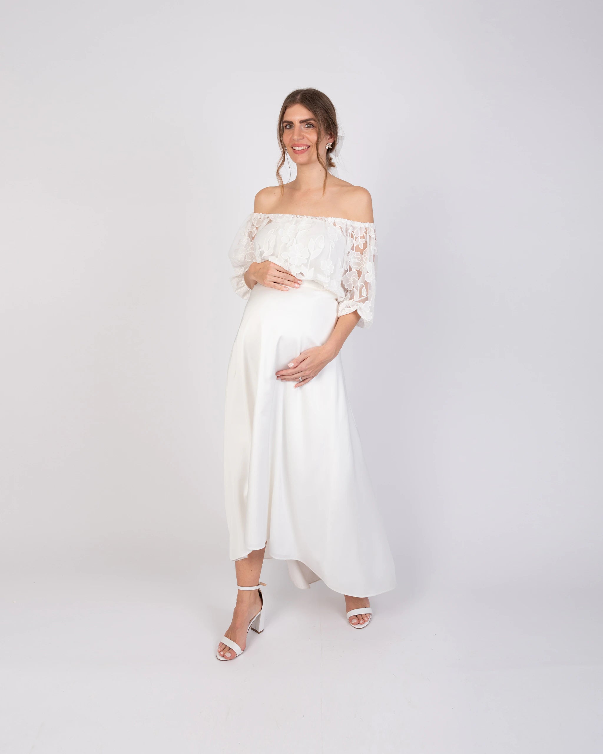 Asymmetrisches Brautkleid für Schwangere mit schulterfreiem Top - Ansicht vorne