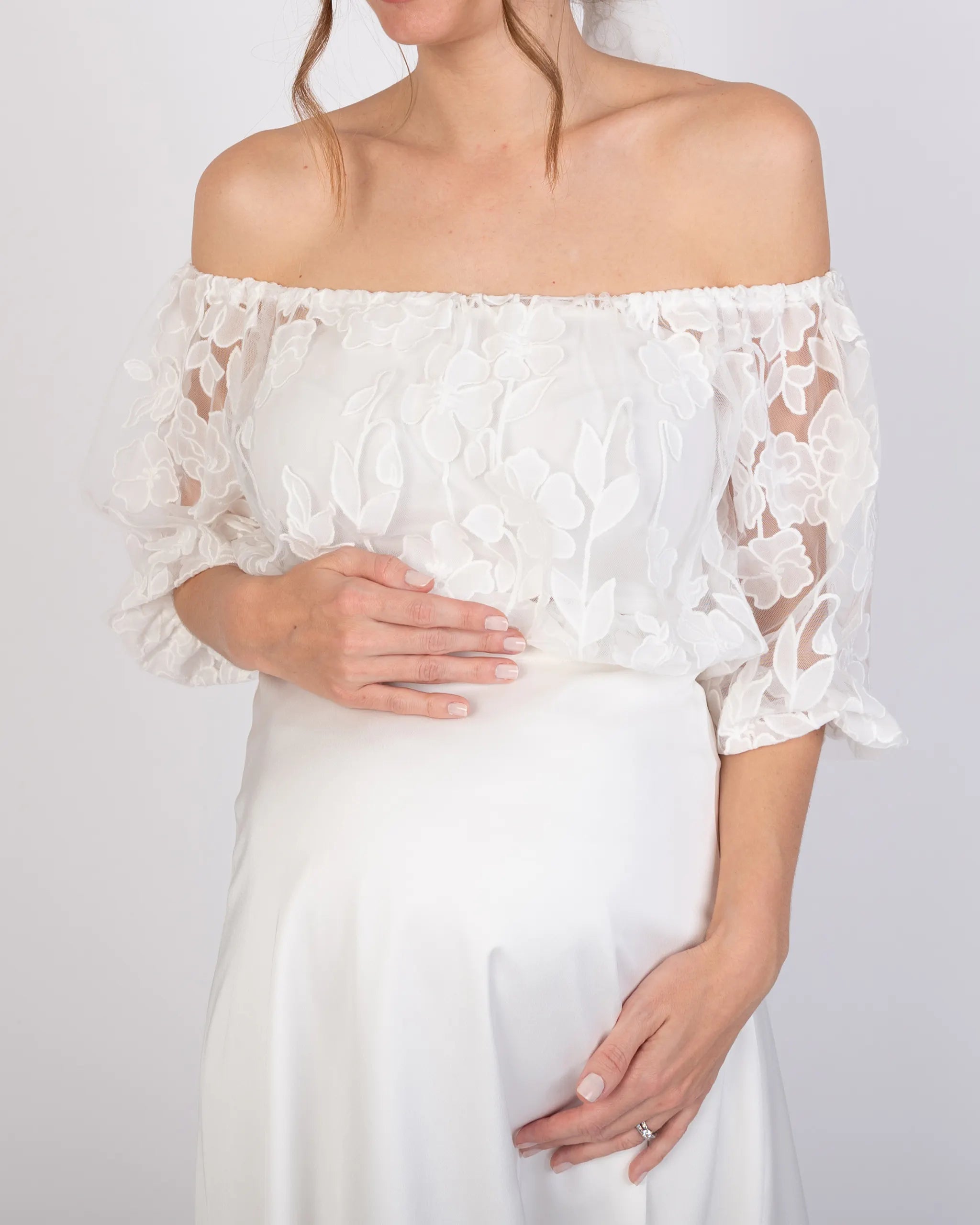 Asymmetrisches Brautkleid für Schwangere mit schulterfreiem Top - Detailansicht