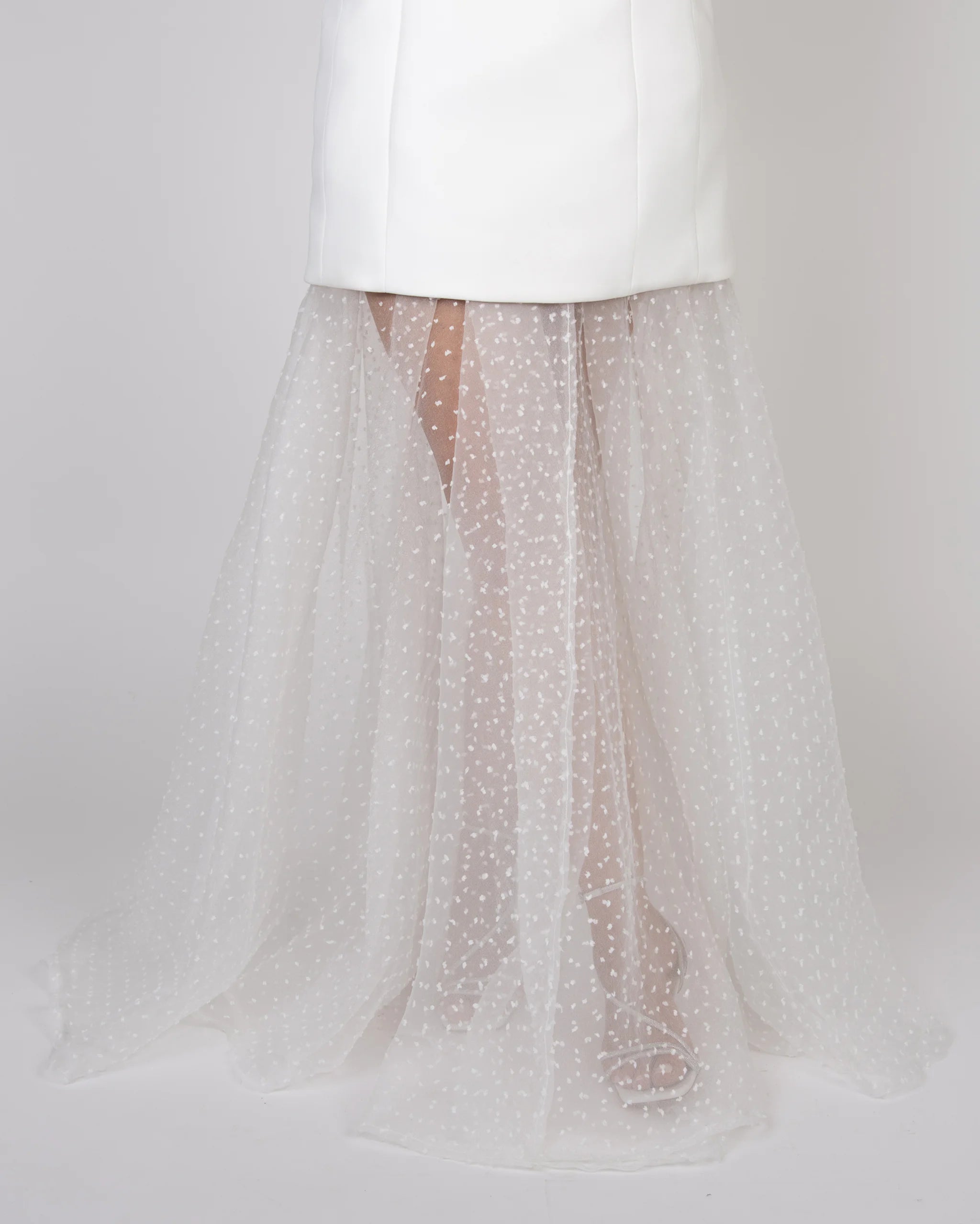 Bodenlanges Brautkleid mit Überrock aus Organza mit Punkten - Detailansicht