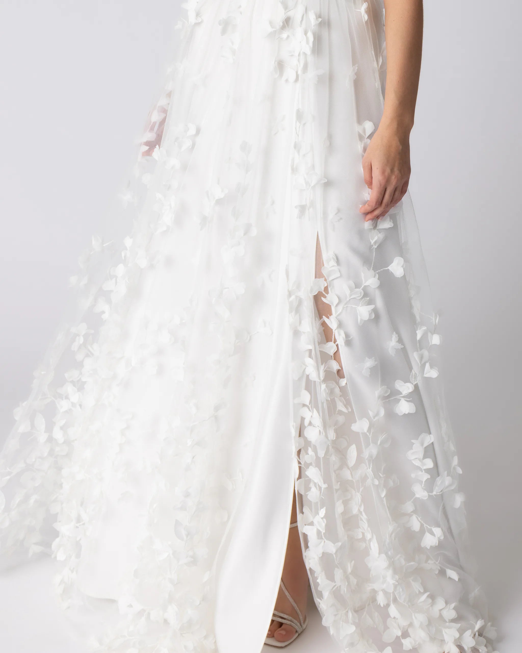 Hochzeitskleid mit 3D Applikationen auf dem leichten Überrock - Detailansicht
