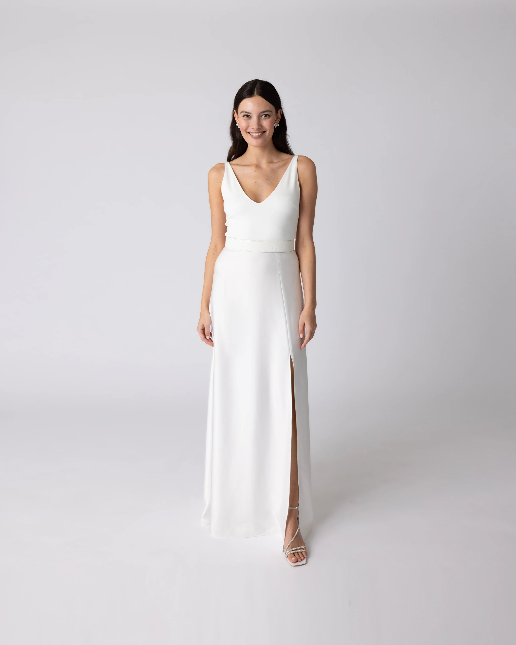 Schlichtes und bodenlanges Brautkleid mit Satin Rock mit Schlitz - Ansicht vorne