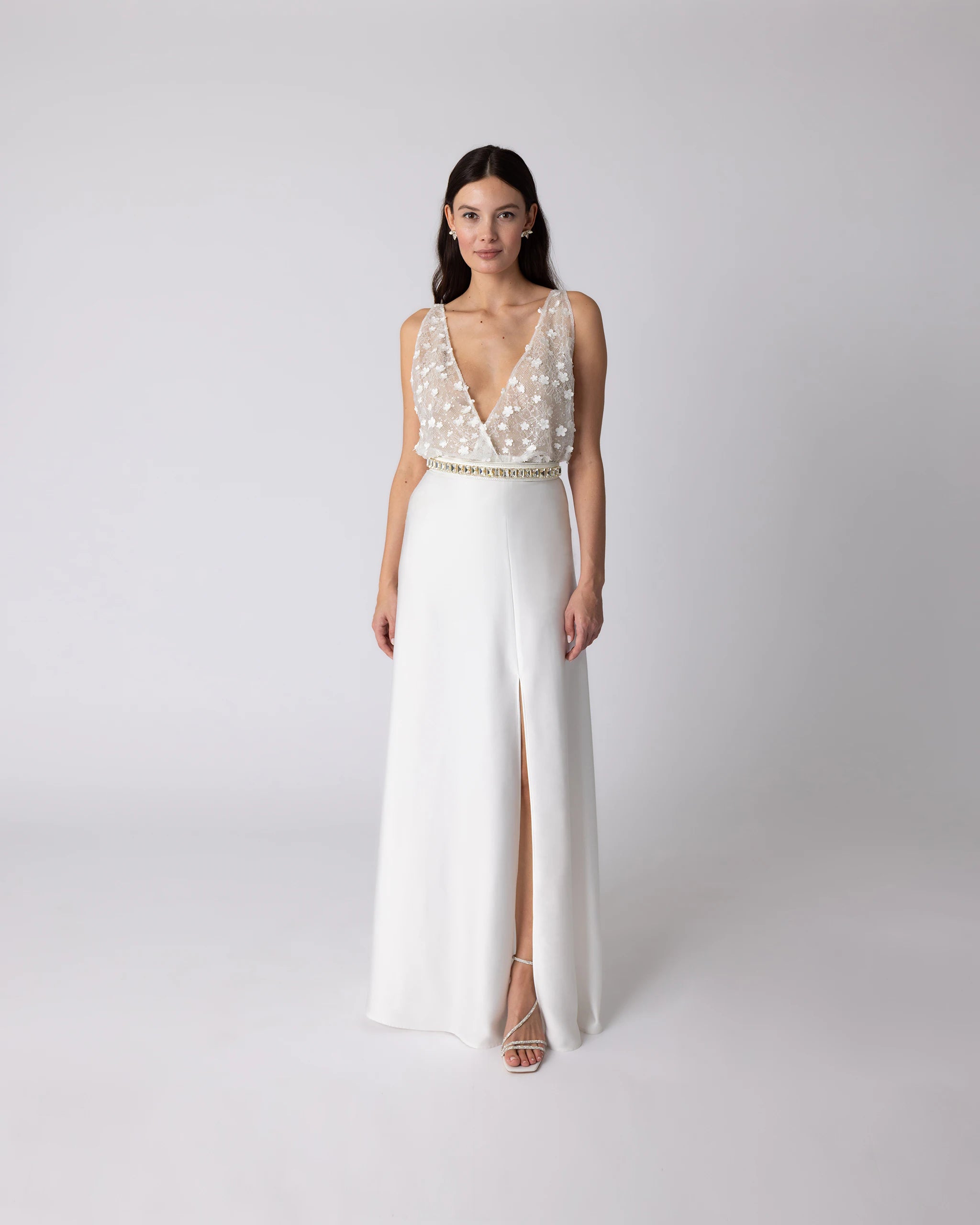 Brautkleid Zweiteiler mit V-Ausschnitt Top mit 3D Blüten und Satin Rock - Ansicht vorne