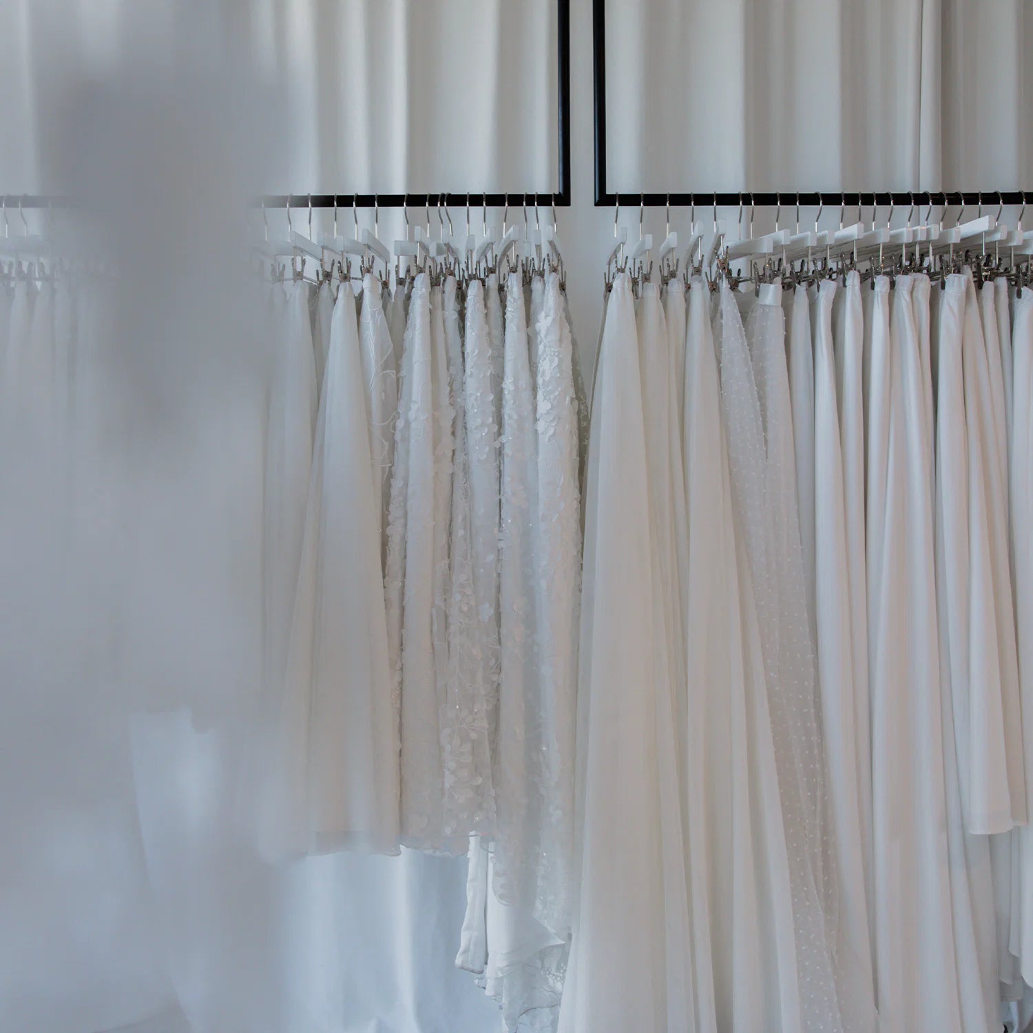 Auswahl Brautröcke Zweiteiler an Kleiderstange von Brautmodelabel aus Zürich piqyourdress