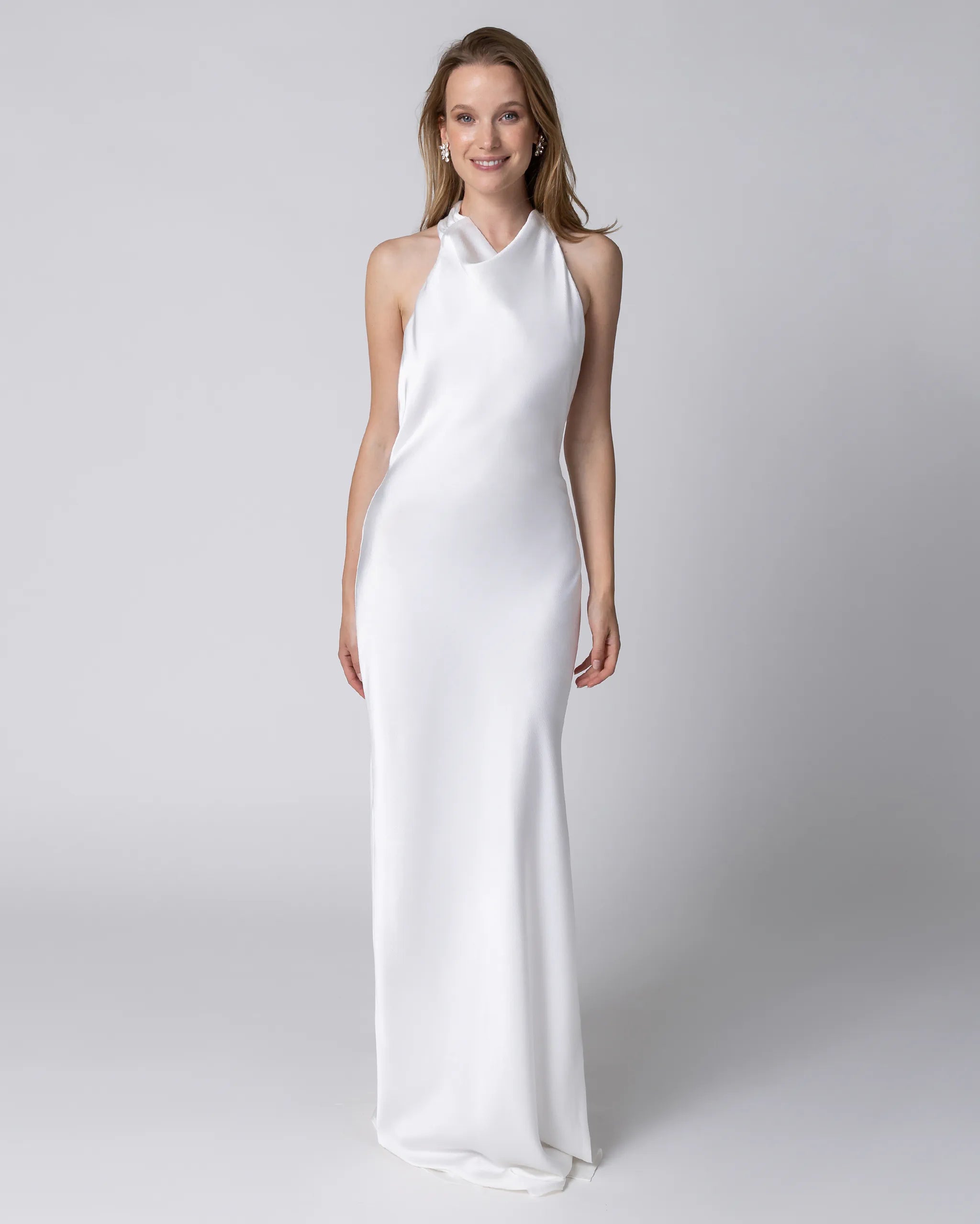 Rückenfreies Neckholder Hochzeitskleid aus Satin Ansicht vorne