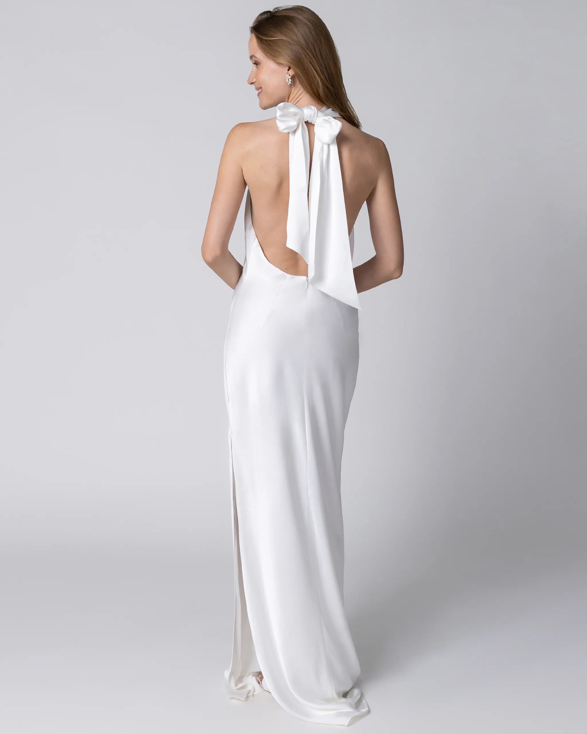 Rückenfreies Neckholder Hochzeitskleid aus Satin Ansicht hinten