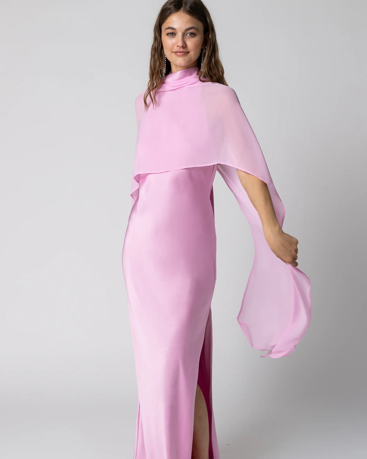 Neckholder Abendkleid mit seitlichem Schlitz in pink kombiniert mit Cape aus Chiffon - Detailansicht vorne