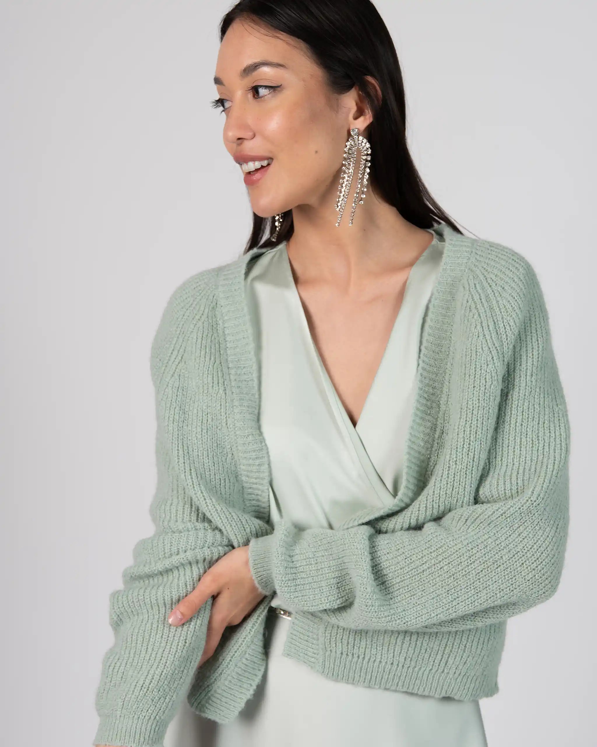 Kurze Strickjacke salbeigrün Ansicht vorne