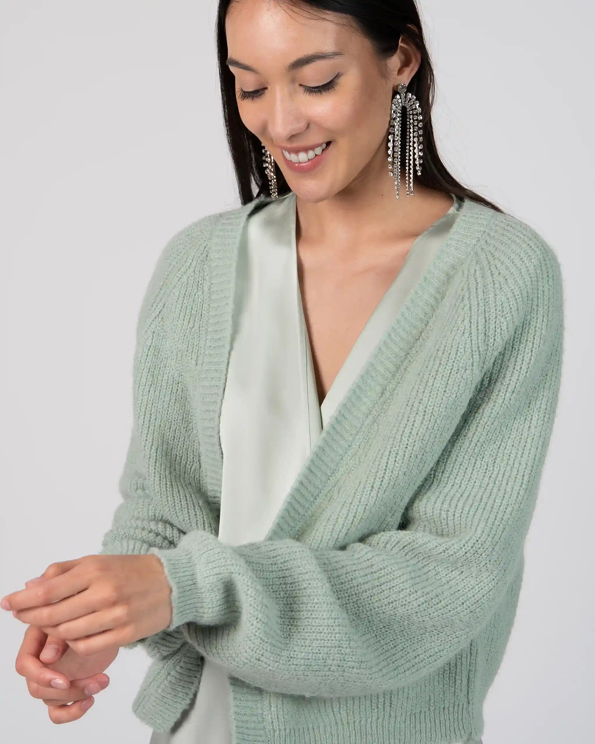 Kurze Strickjacke salbeigrün Ansicht vorne