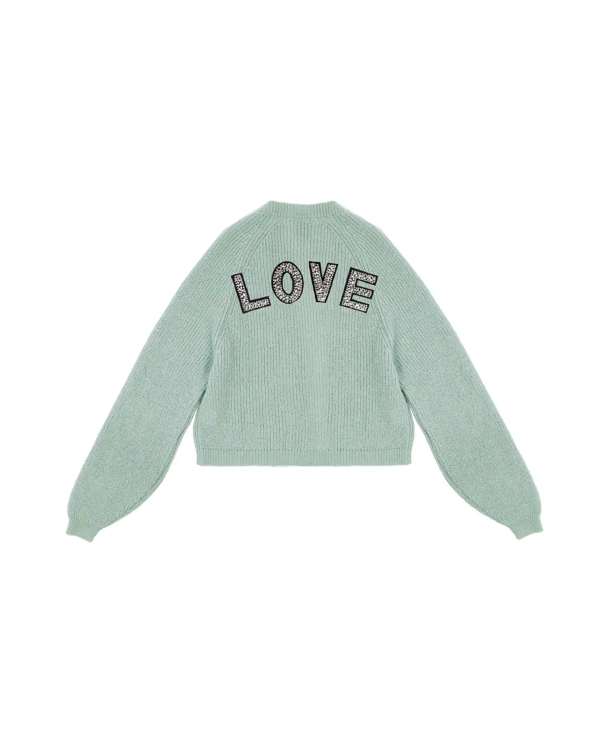 Kurze Strickjacke mit funkelnder LOVE Aufschrift in salbeigrün Freisteller hinten