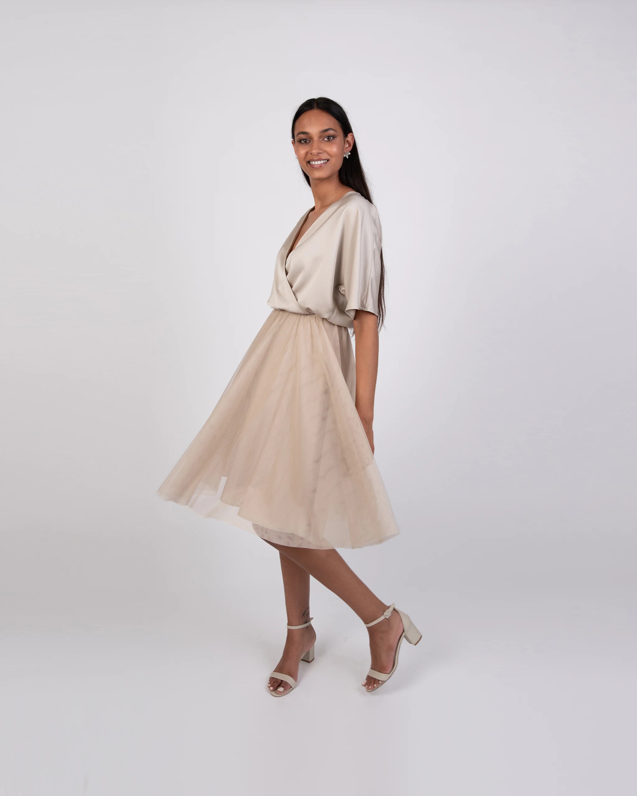 Beiges Cocktailkleid mit knielangem Tüllrock - Ansicht vorne