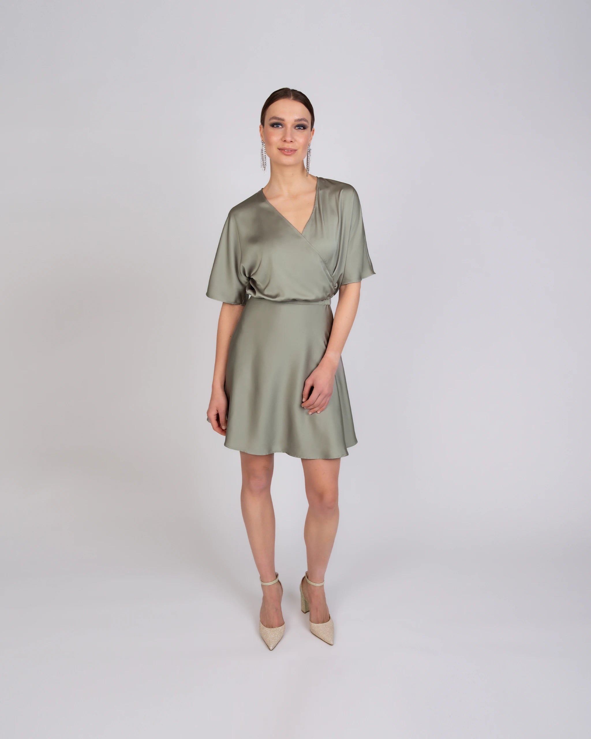 Elegantes Cocktailkleid aus Satin mit V-Ausschnitt - Ansicht vorne