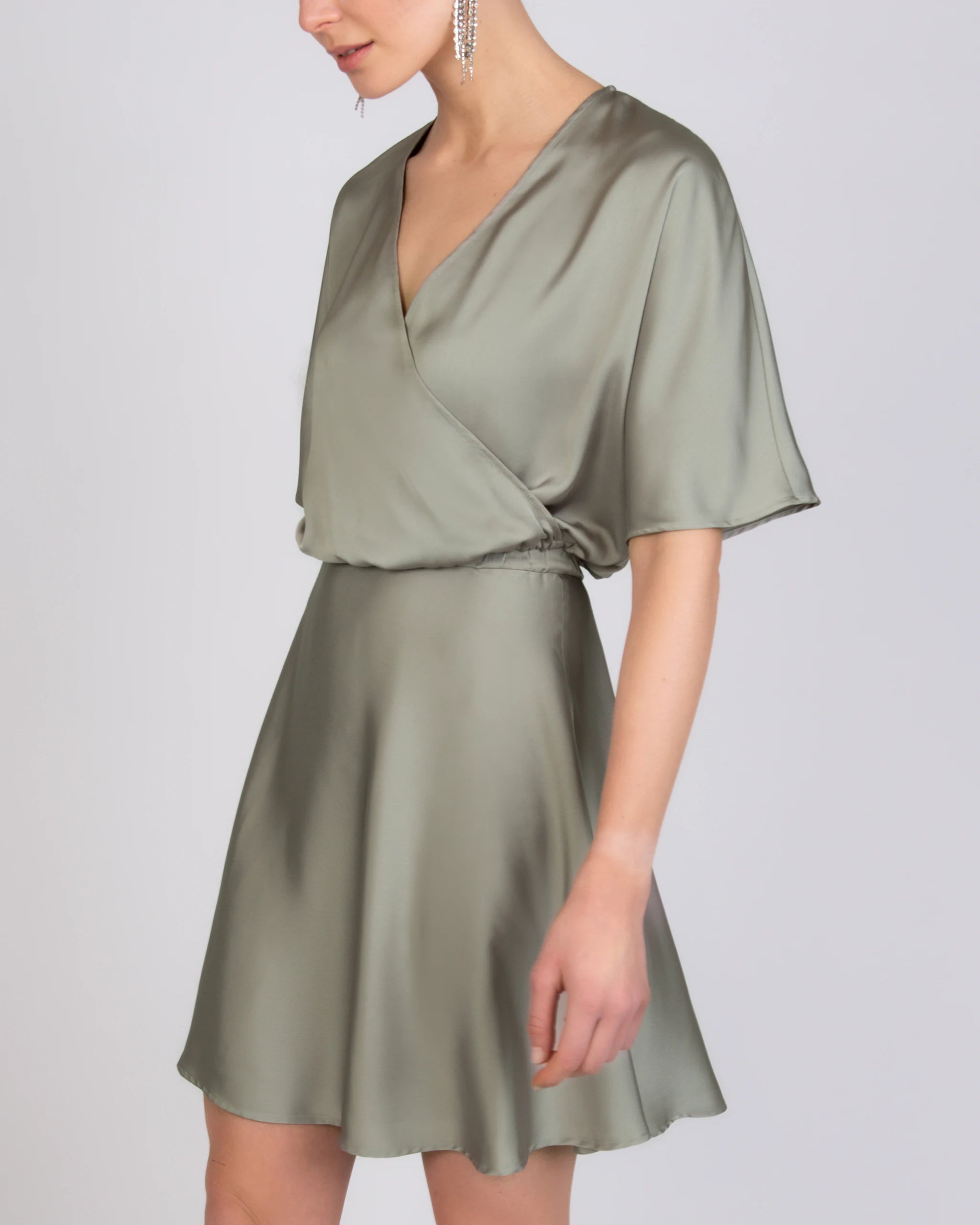 Elegantes Cocktailkleid aus Satin mit V-Ausschnitt - Detailansicht