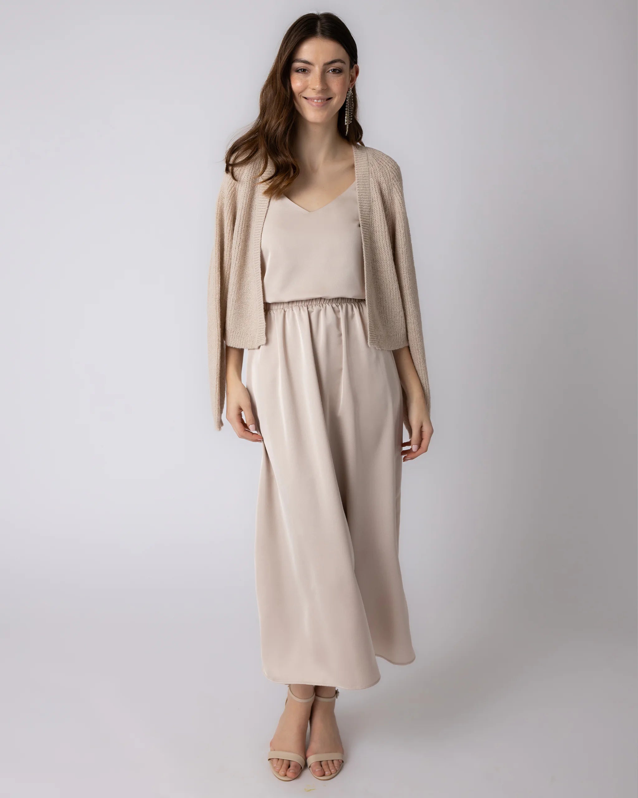 Wadenlanger Satinrock mit Schlitz in champagne Ansicht vorne