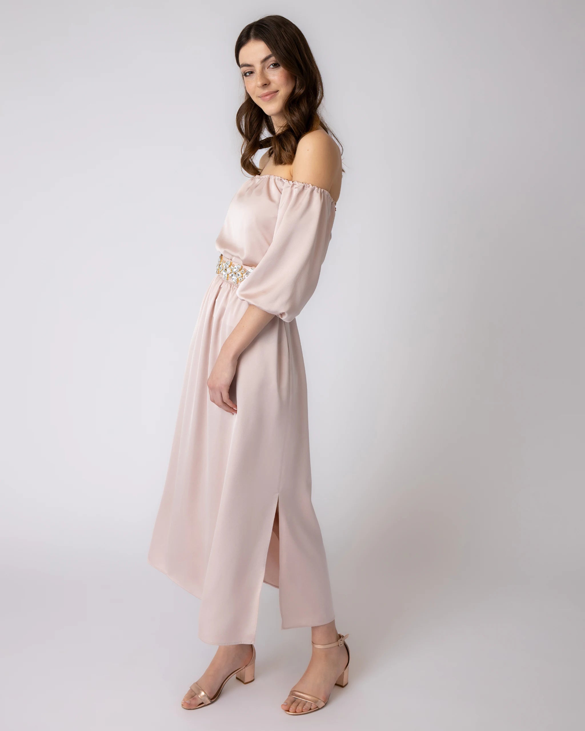 Wadenlanger Satinrock mit Schlitz in rosa Ansicht seitlich