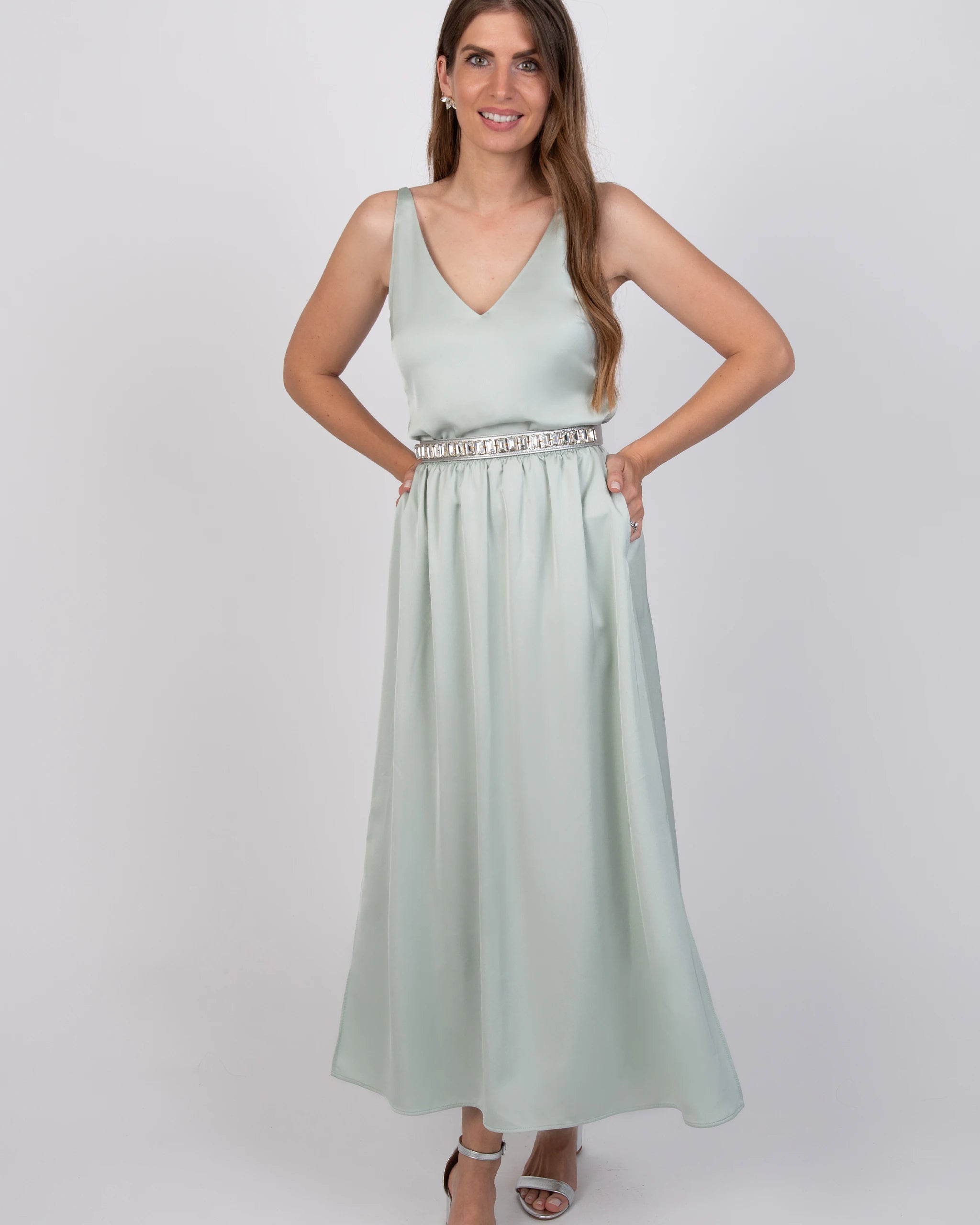 Wadenlanger Satinrock mit Schlitz in salbeigrün Ansicht vorne