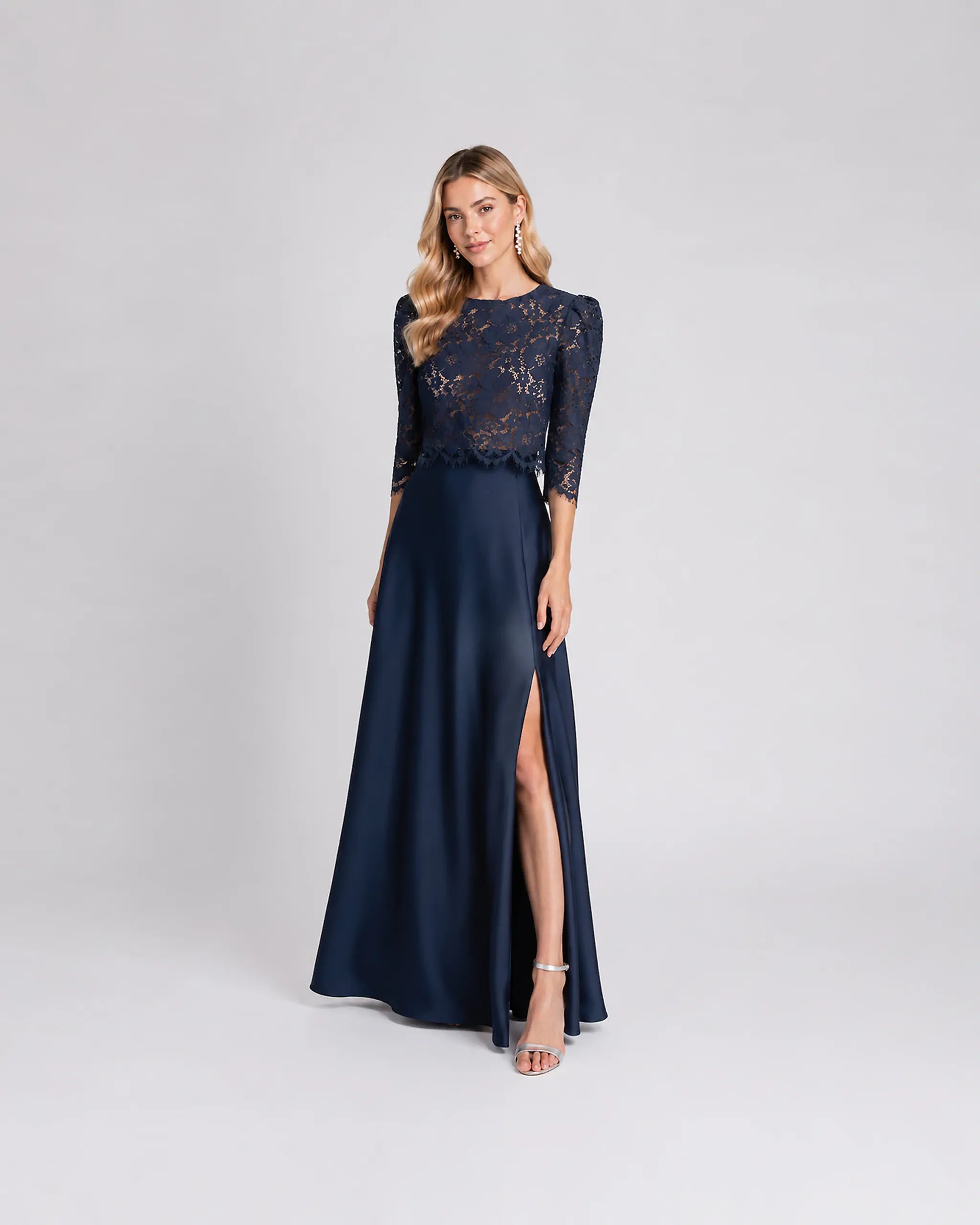 Dunkelblaues Abendkleid Zweiteiler mit bodenlangem Satinrock und Spitzenoberteil ganzes Outfit Lookbook