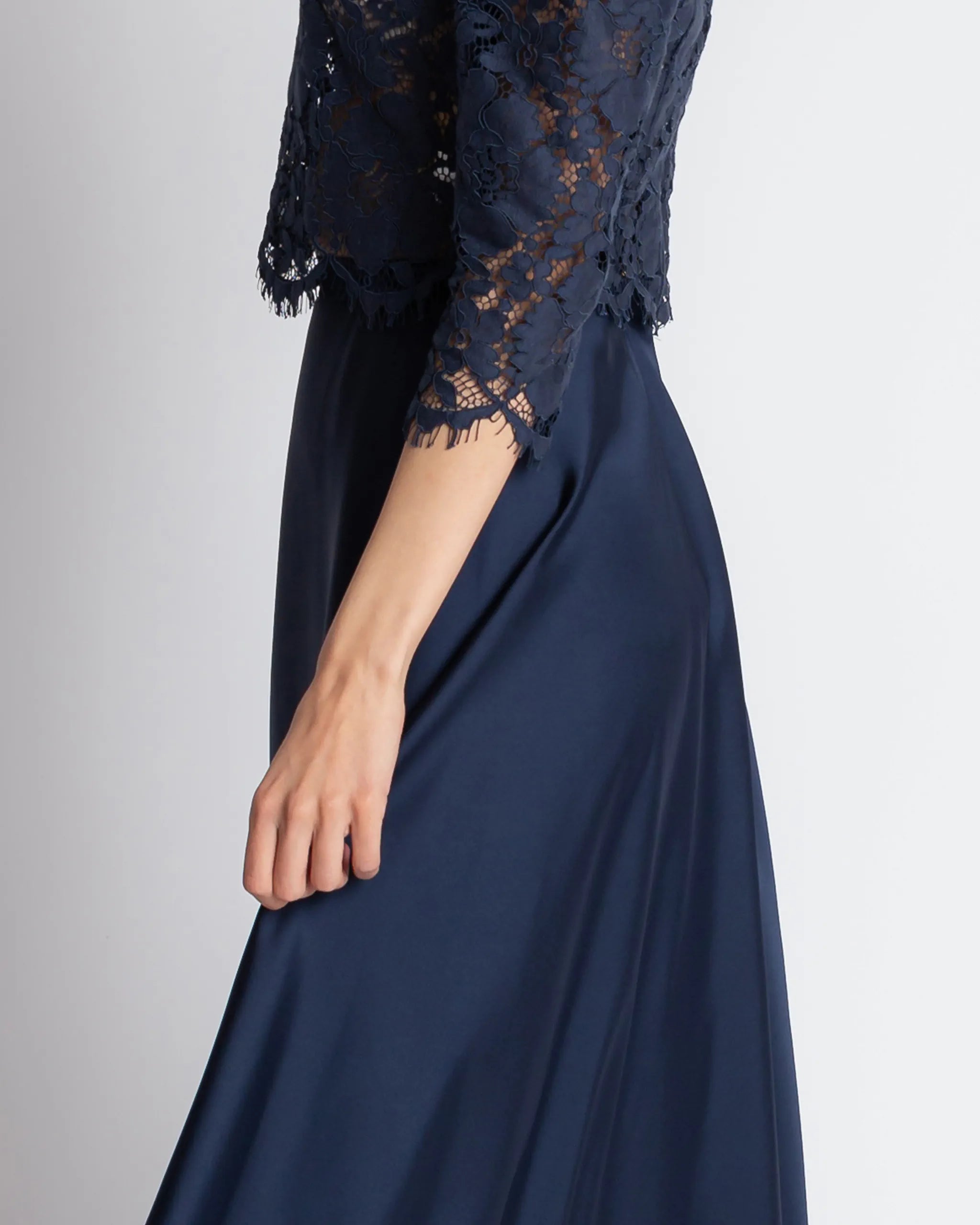 Dunkelblaues Abendkleid Zweiteiler mit bodenlangem Satinrock und Spitzenoberteil Detailansicht
