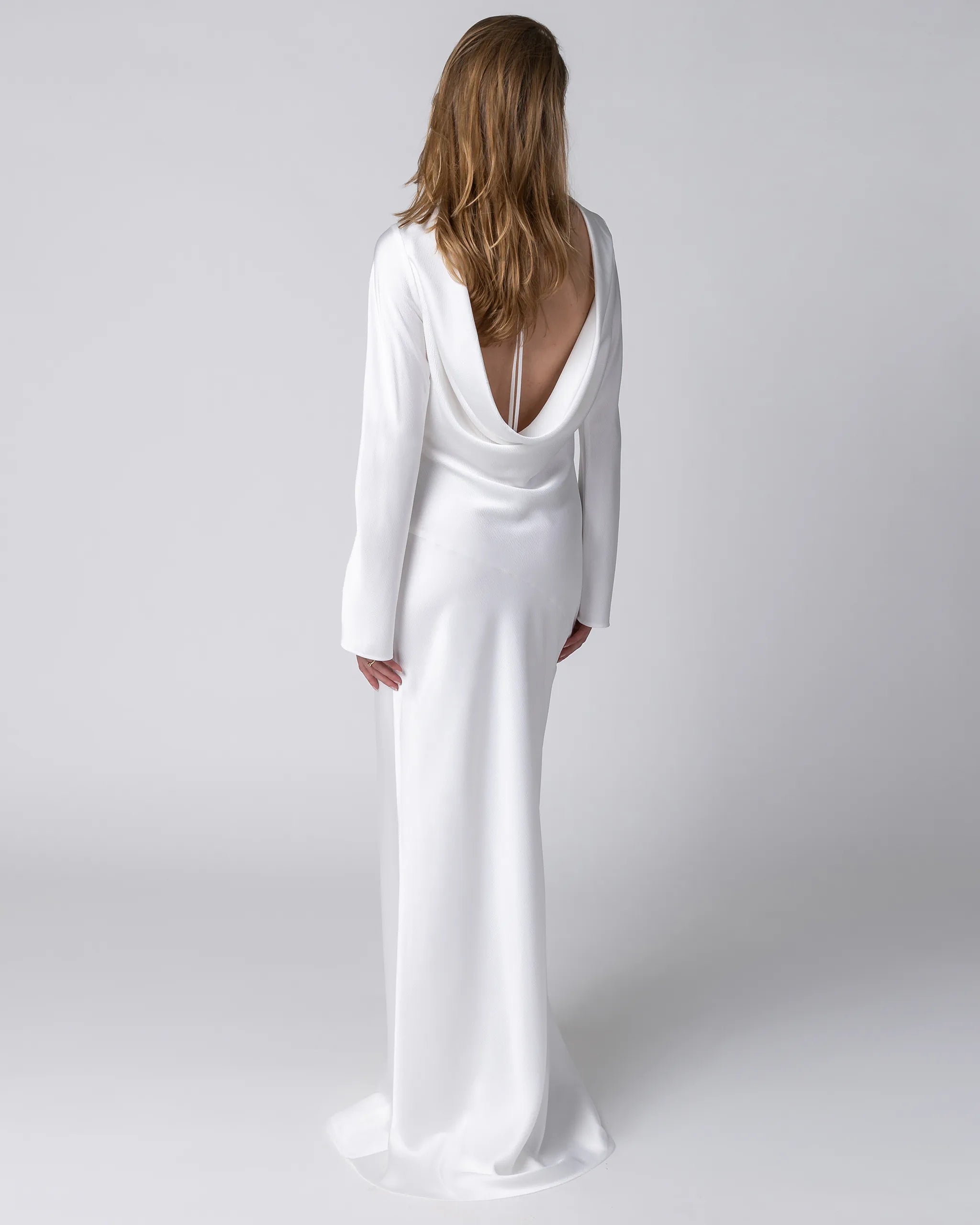 Rückenfreies Langarm Brautkleid aus Satin mit tiefem Wasserfallausschnitt am Rücken in Ivory