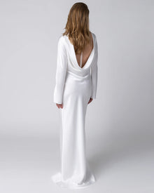 ELIZA - Ivory - Schlichtes Langarm Hochzeitskleid aus Satin mit rückenfreiem Design