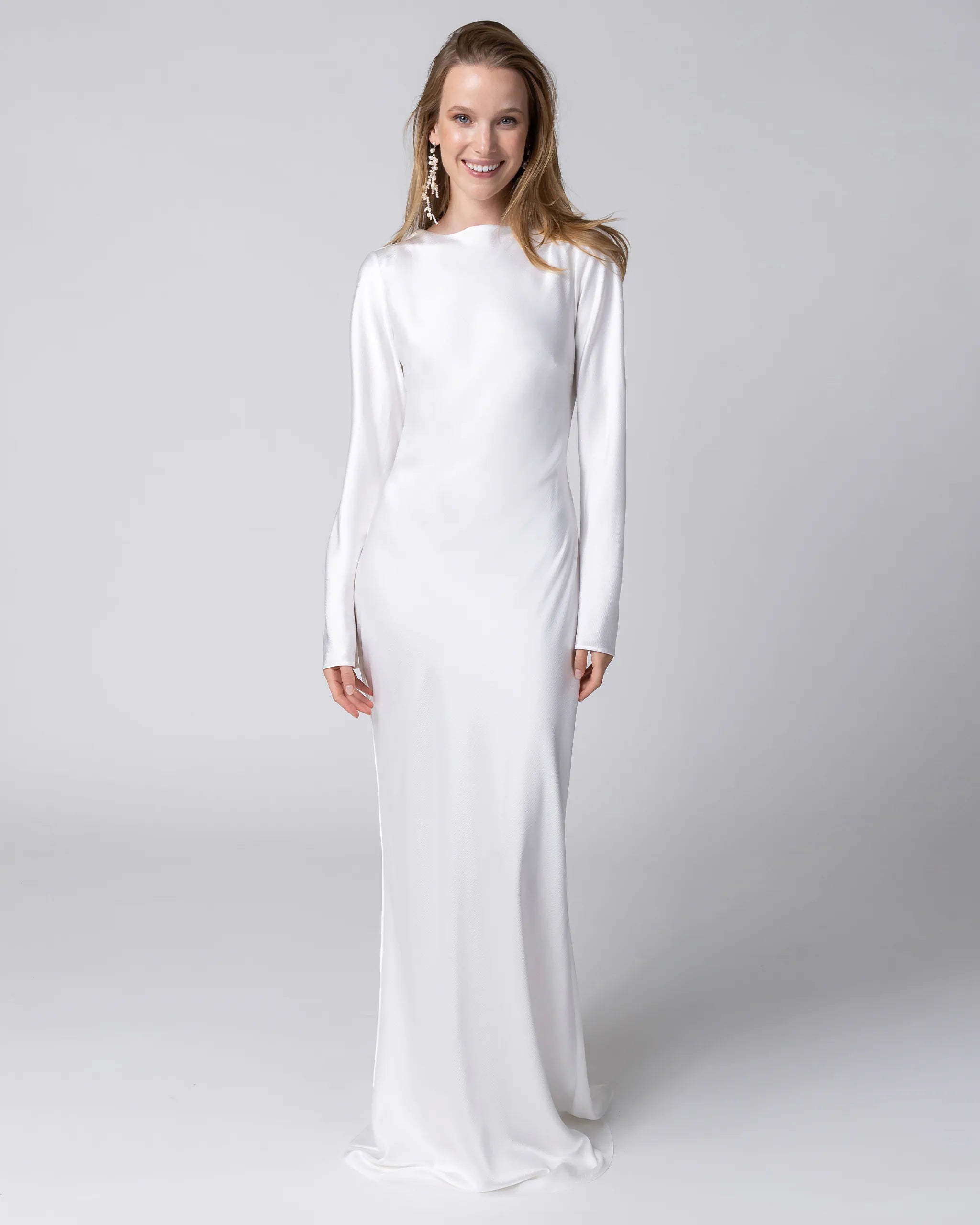 Schlichtes Langarm Hochzeitskleid aus Satin in Ivory mit eleganter, figurbetonter Silhouette
