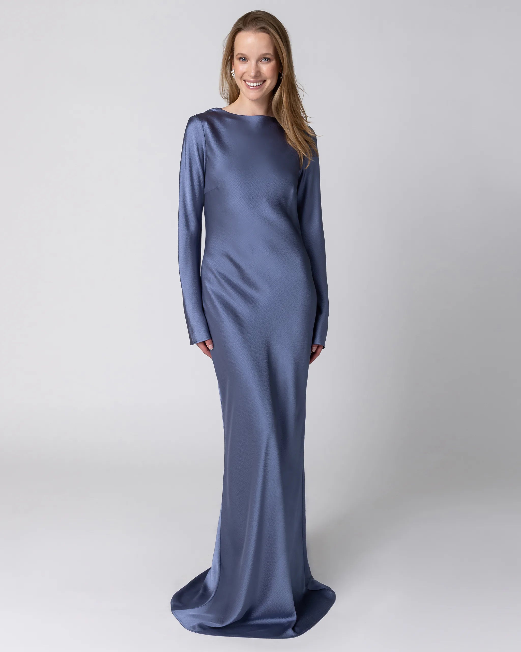 Dunkelblaues Satin Abendkleid mit langen Ärmeln und eleganter, figurbetonter Silhouette