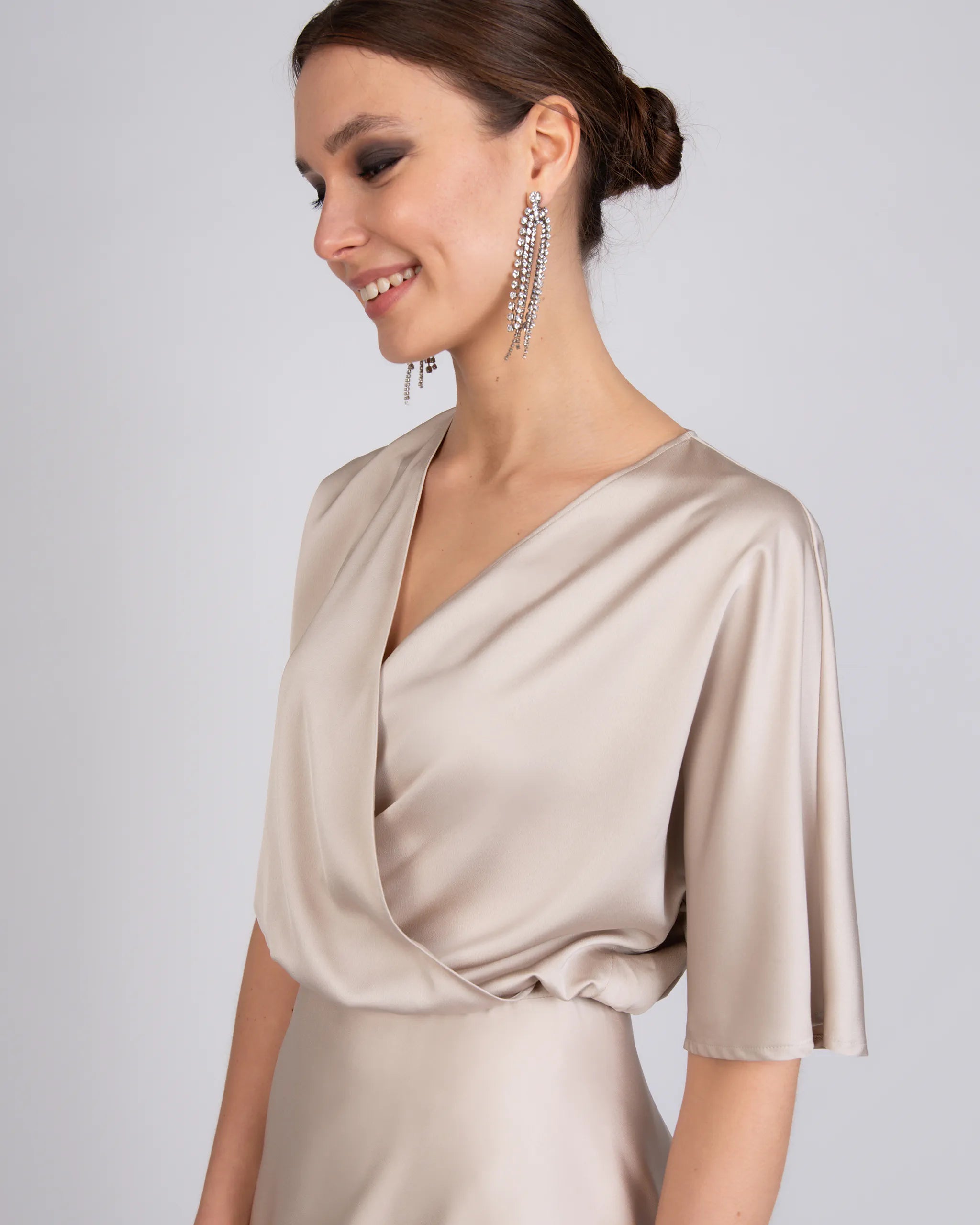 Kurze Satinbluse mit V-Ausschnitt Champagne Ansicht seitlich