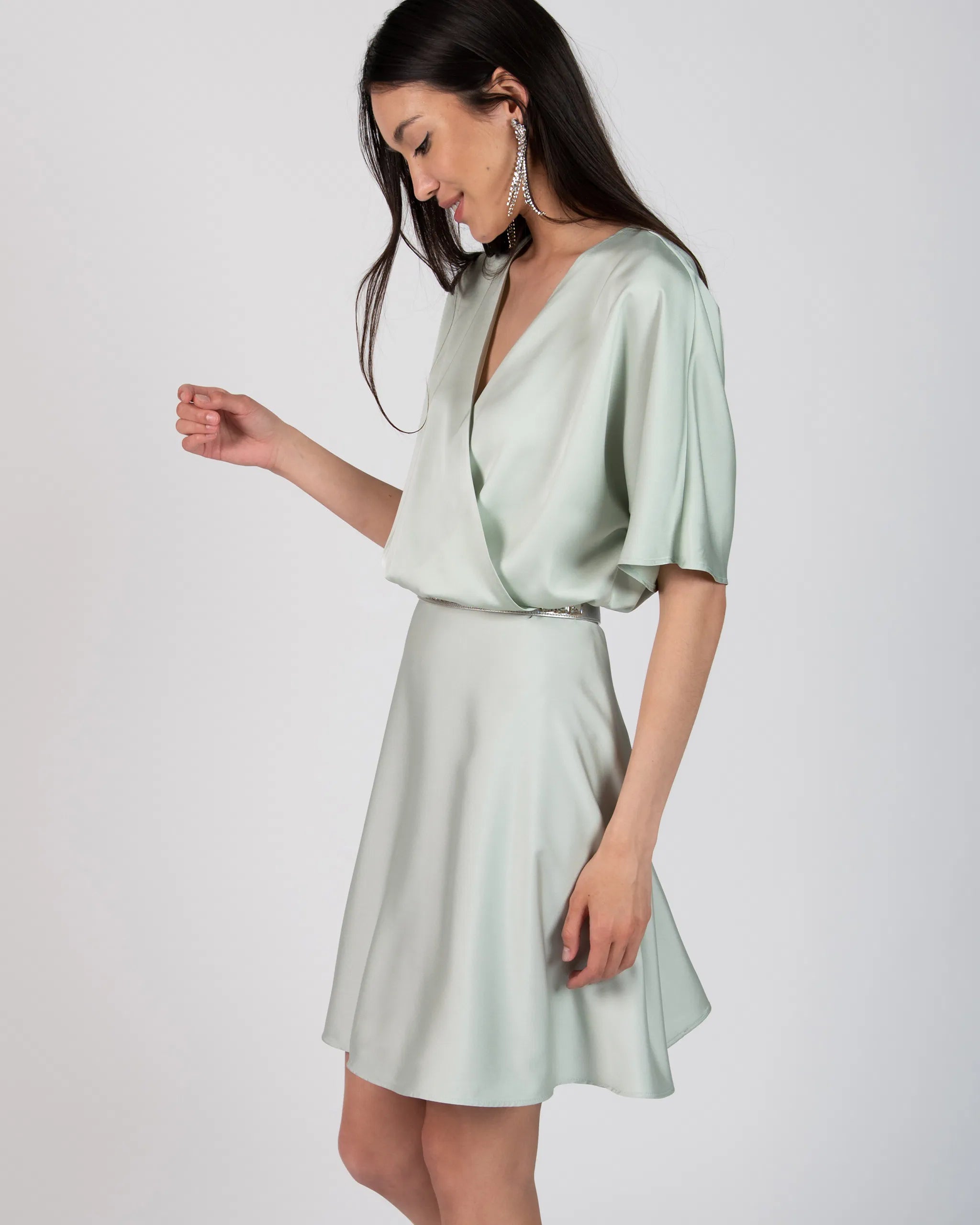 Kurze Satinbluse mit V-Ausschnitt in salbeigrün Ansicht Seite