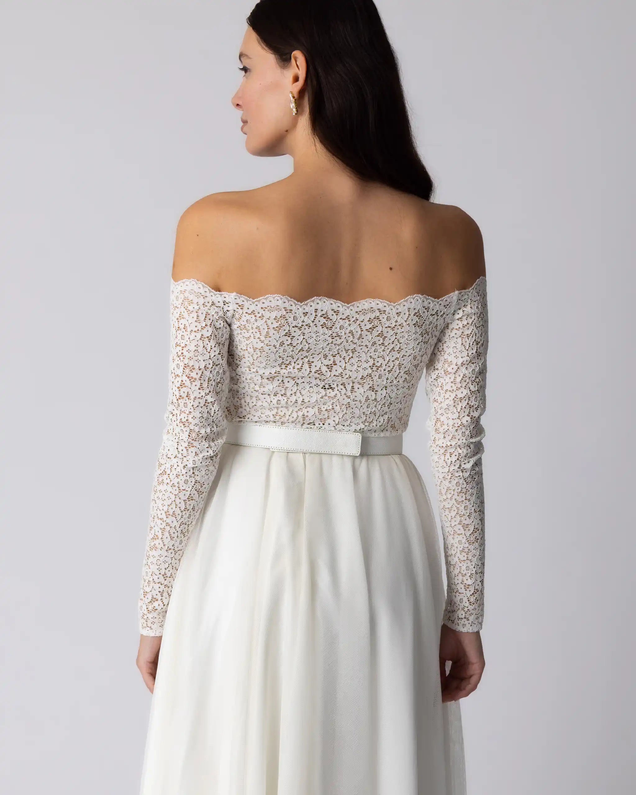 Off-Shoulder langarm Brautbody aus floraler Spitze Ansicht hinten