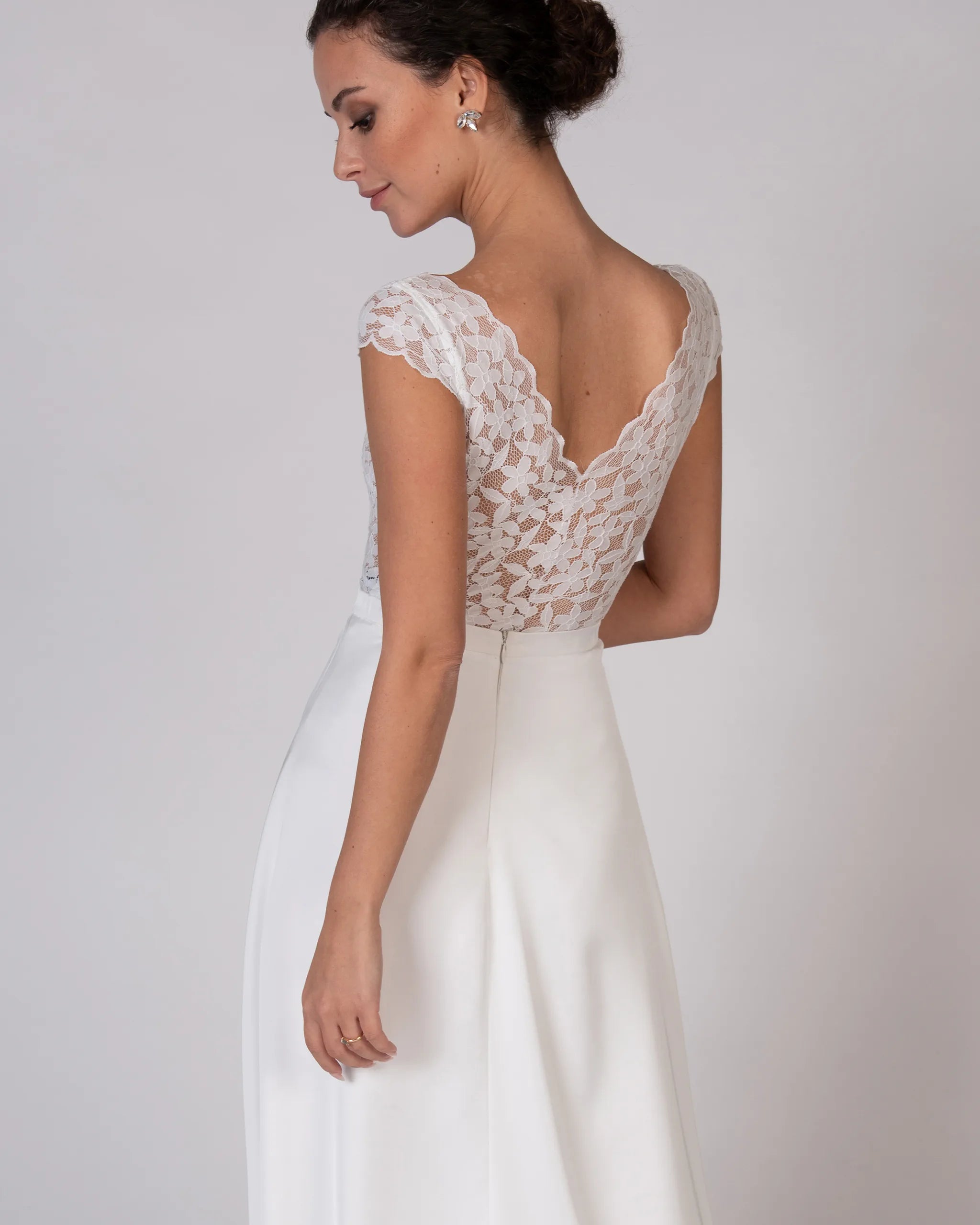 Klassisches Brautkleid mit floralem Spitzenbody und Satinrock - Detailansicht