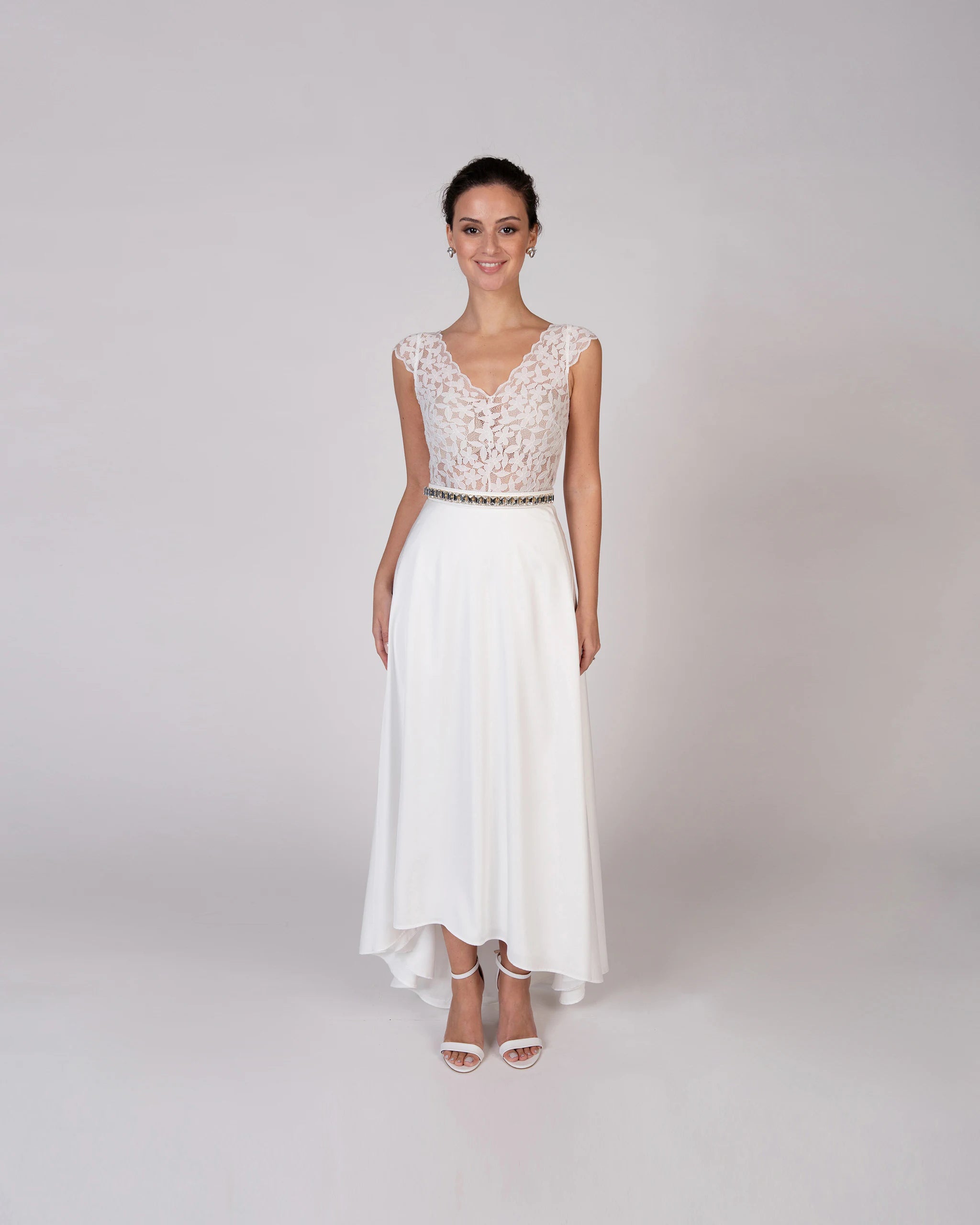 Klassisches Brautkleid mit floralem Spitzenbody und Satinrock - Ansicht vorne