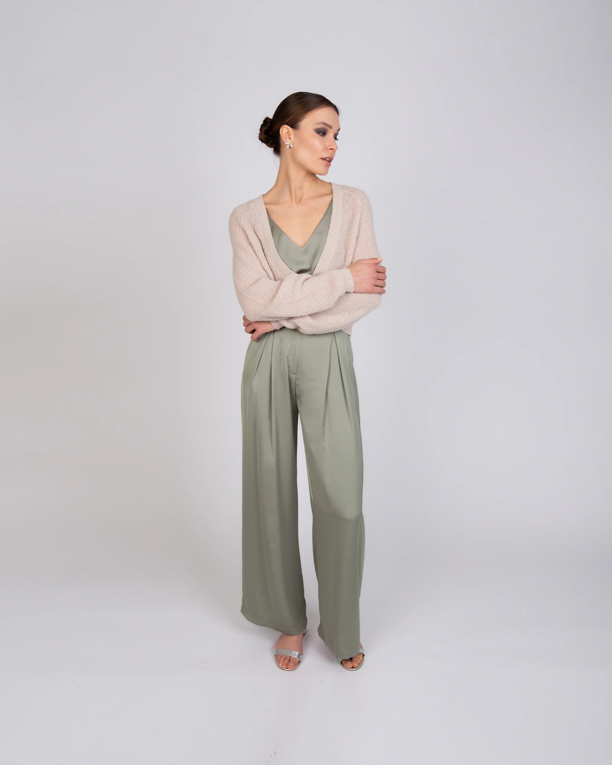 Jumpsuit für Hochzeitsgäste mit weiten Hosen und stylischem Cardigan - Ansicht vorne