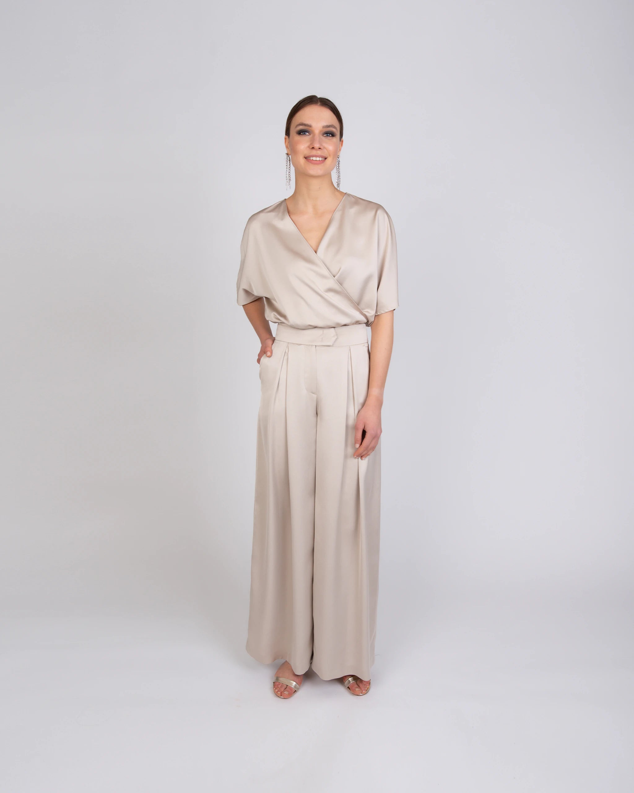 Moderner Jumpsuit für Brautjungfern im Satinlook mit weiter Hose - Ansicht vorne