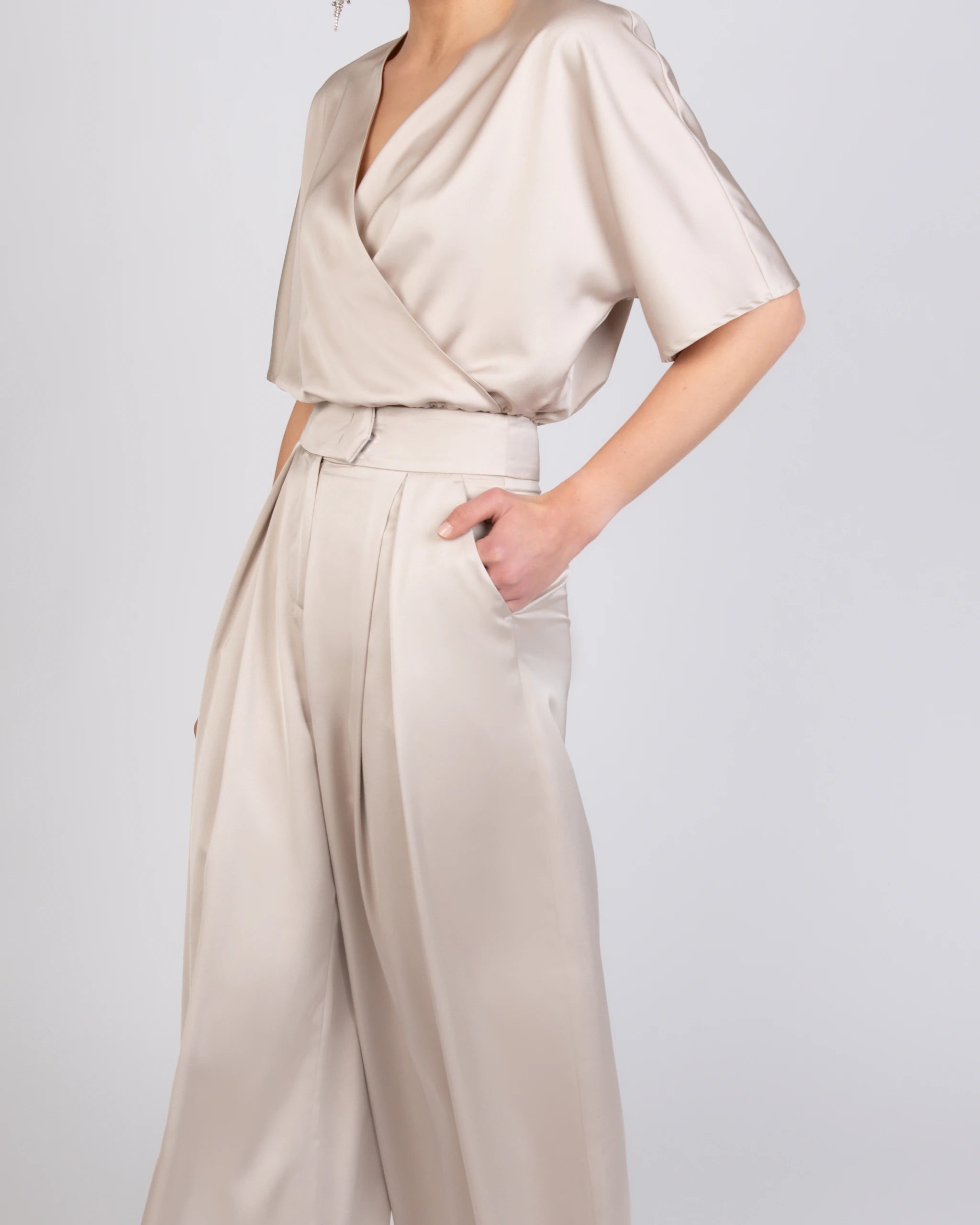 Moderner Jumpsuit für Brautjungfern im Satinlook mit weiter Hose - Detailansicht