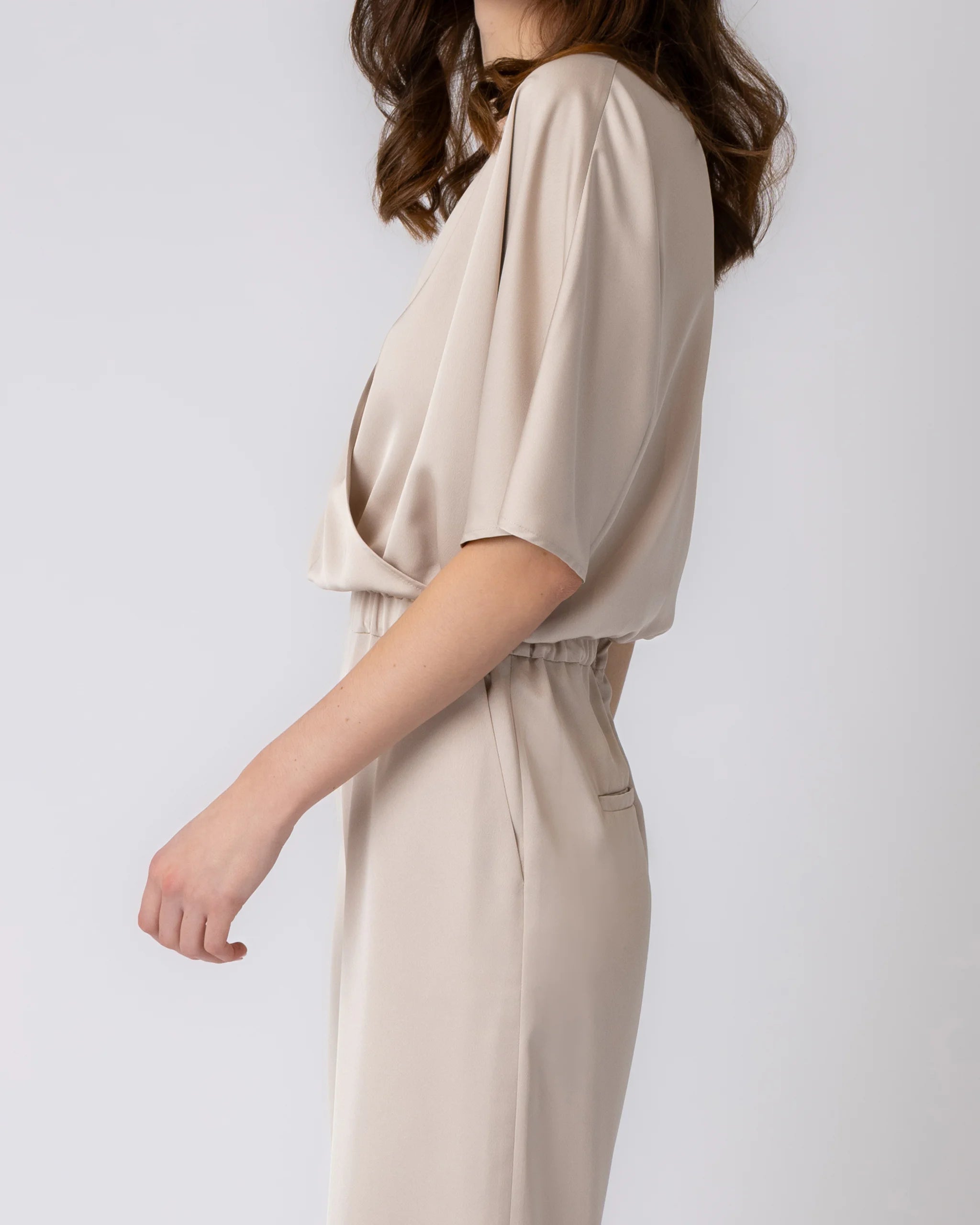 Jumpsuit für Brautjungfern kombiniert mit Culotte aus Satin und Bluse - Detailansicht