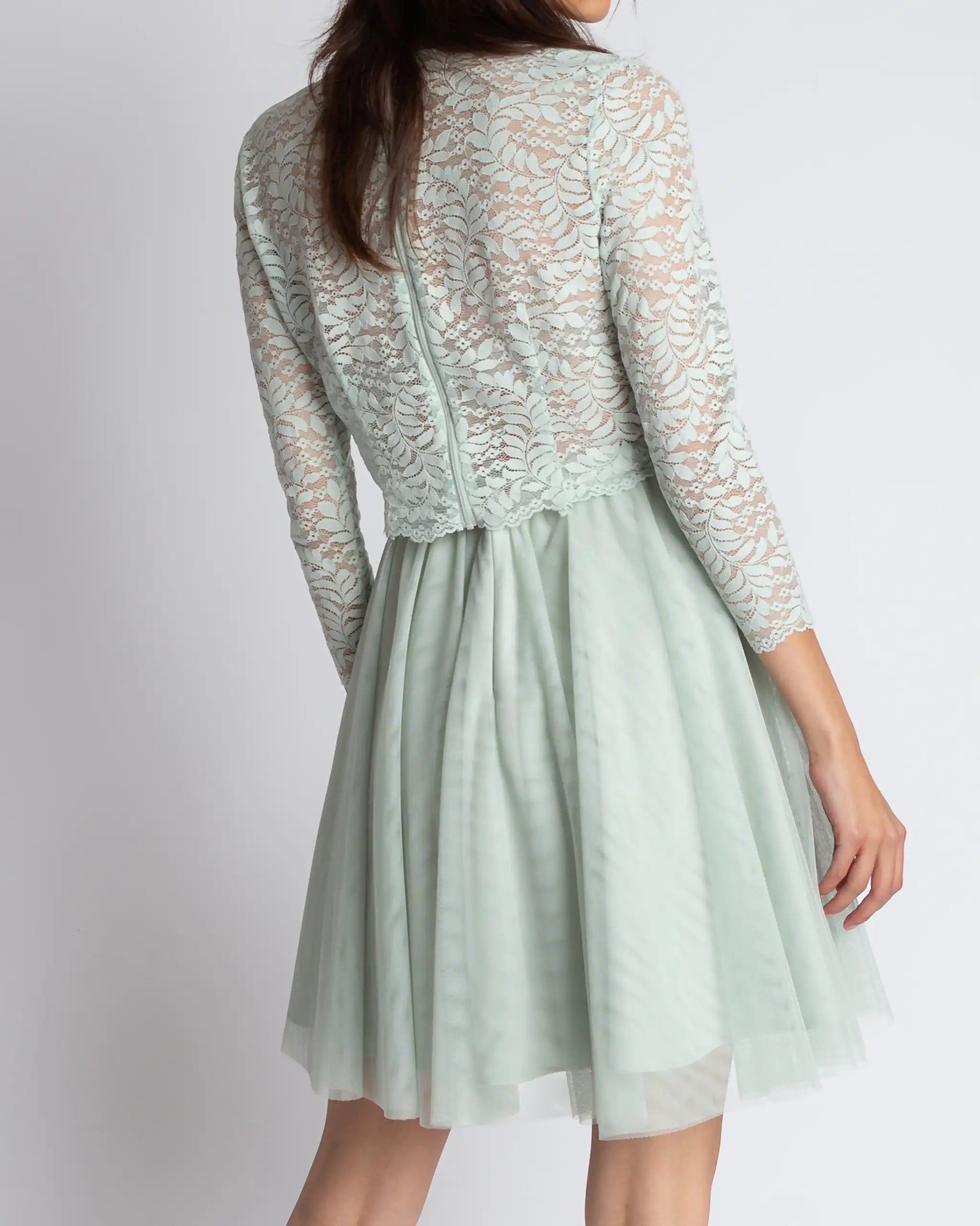 Kurzes Brautjungfernkleid mit Croptop aus Botanik Spitze - Detailansicht