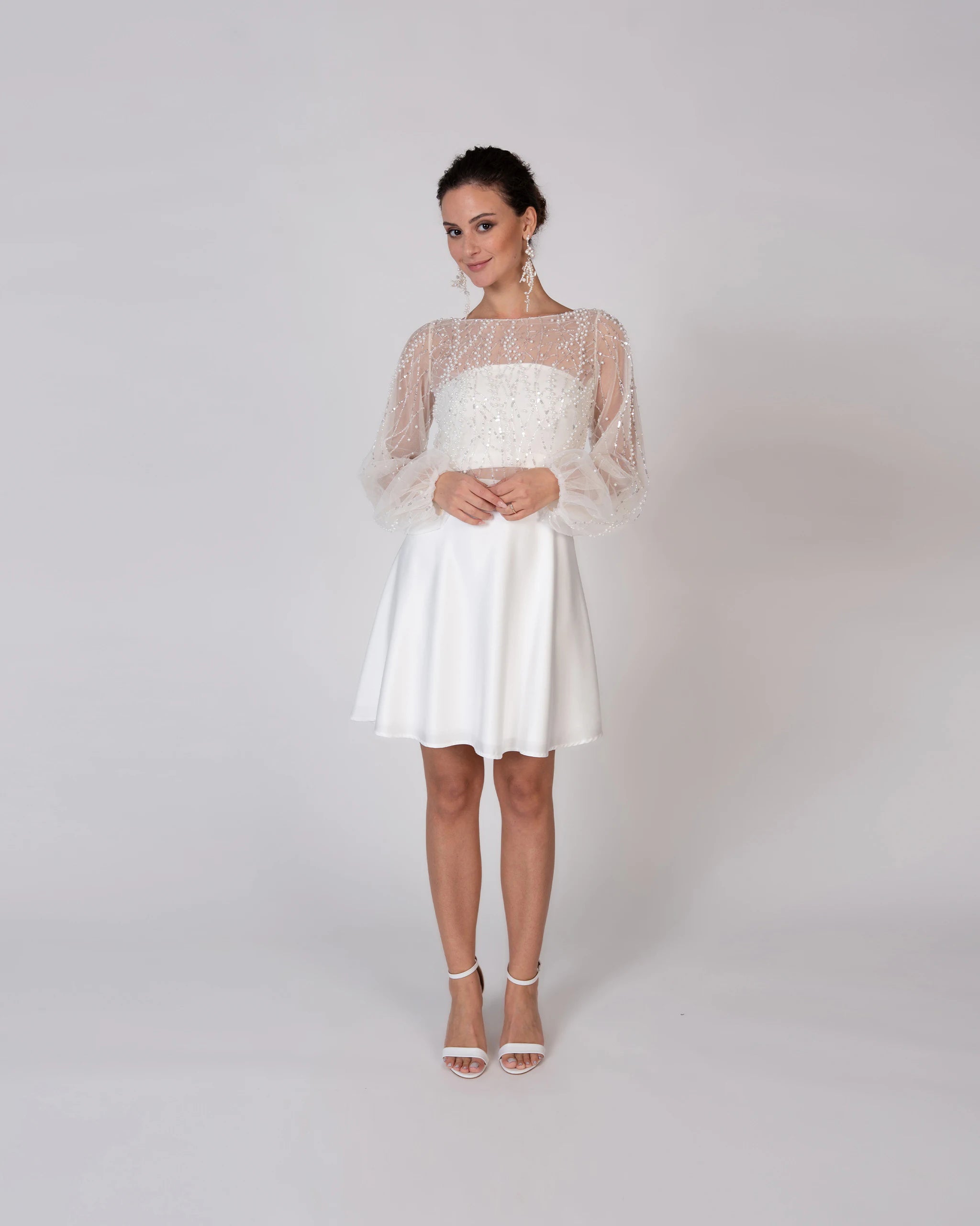 Kurzes Standesamtkleid mit moderner Brautbluse mit feinen Perlen - Ansicht vorne