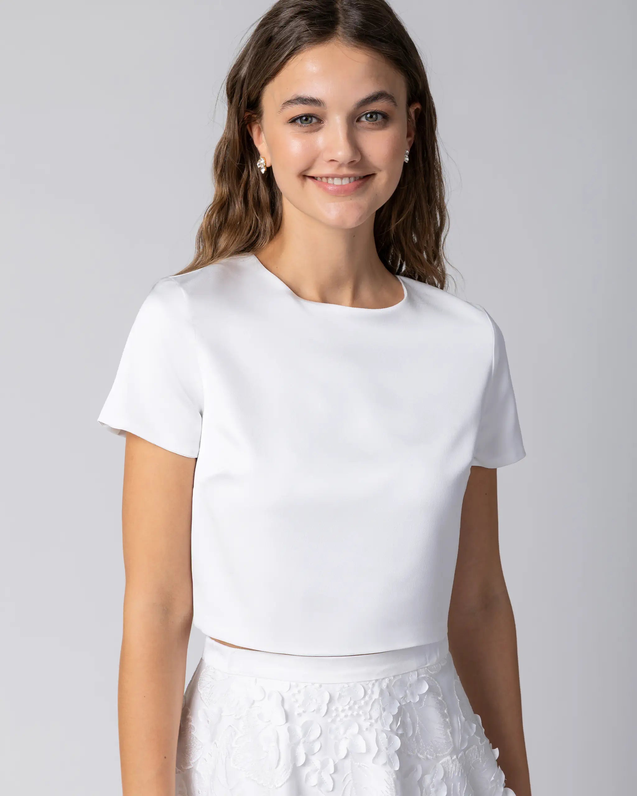 Kurzes Kleid für das Standesamt mit 3D-Blüten-Tüllrock Detailansicht vorne