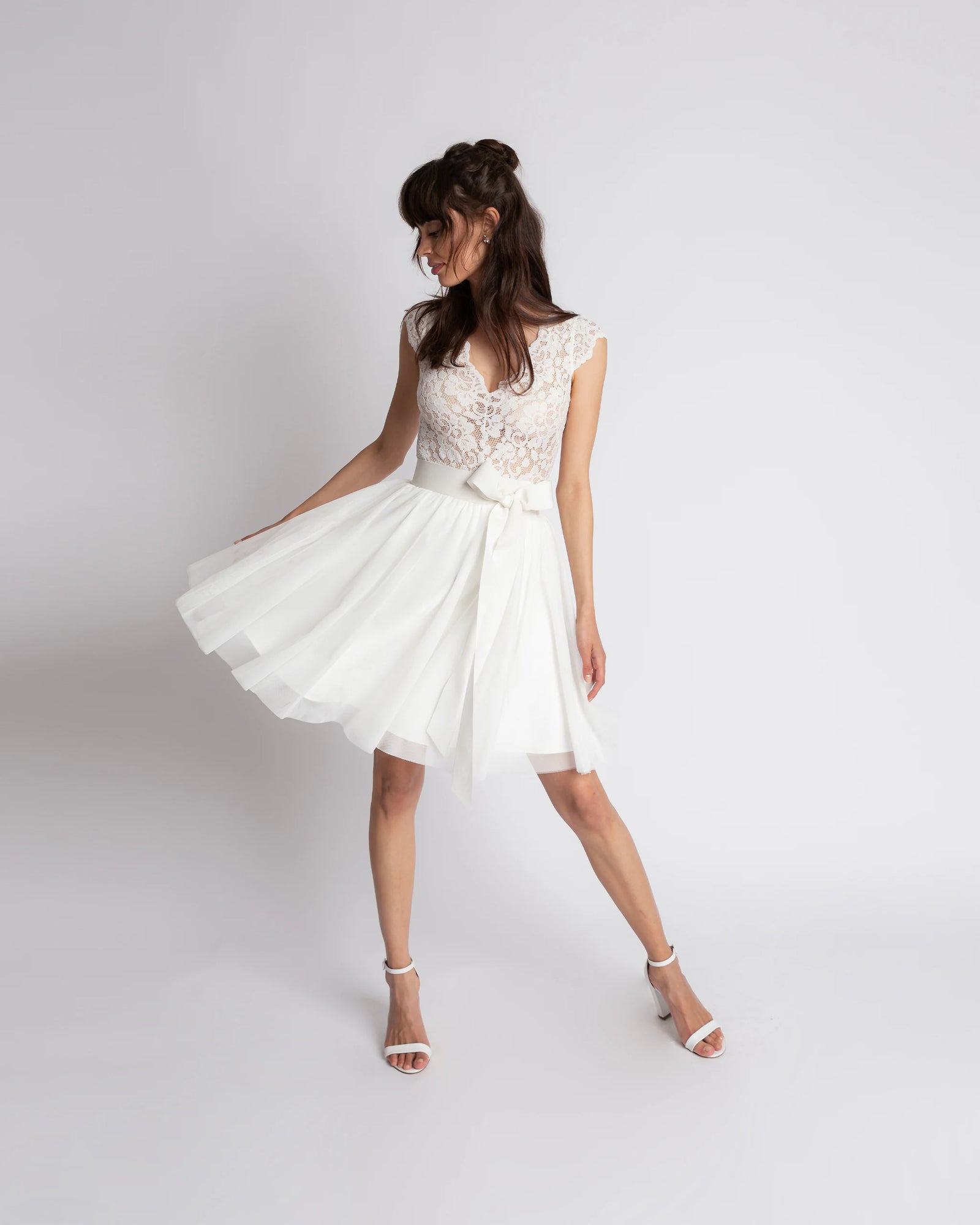 Kurzes Kleid für das Standesamt mit Boho-Spitzenbody und Tüllrock Ansicht vorne