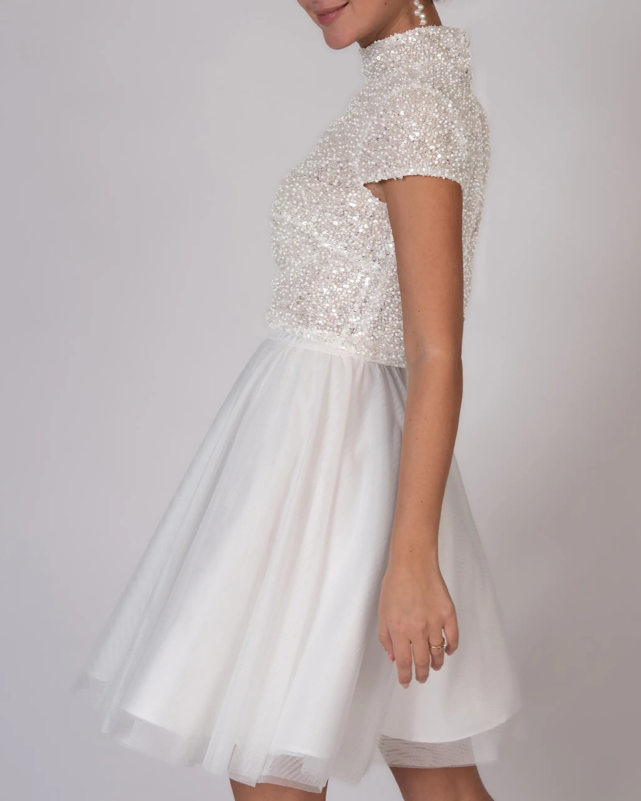 Moderner Standesamt Zweiteiler mit raffiniertem Perlen Top - Detailansicht