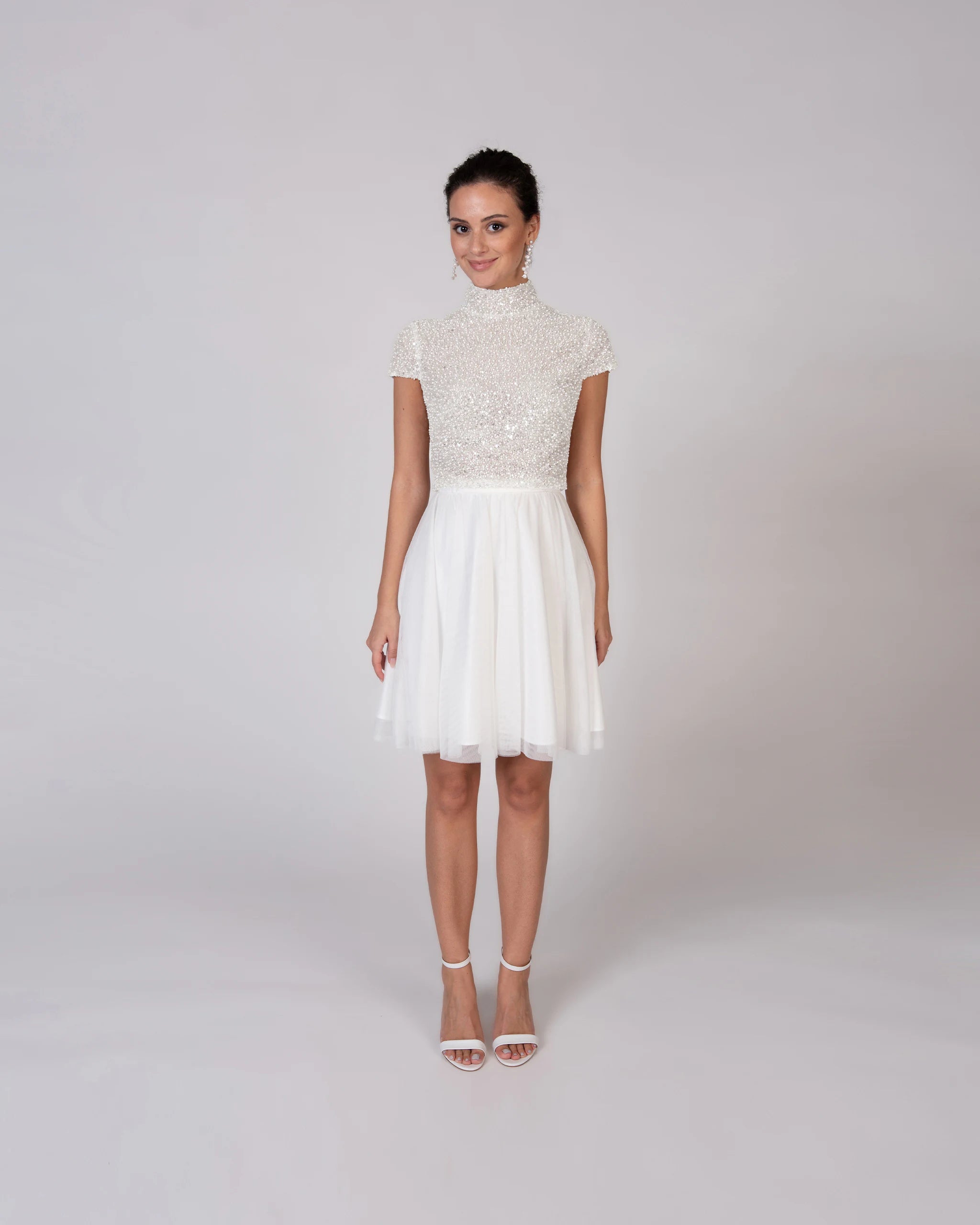 Moderner Standesamt Zweiteiler mit raffiniertem Perlen Top - Ansicht vorne