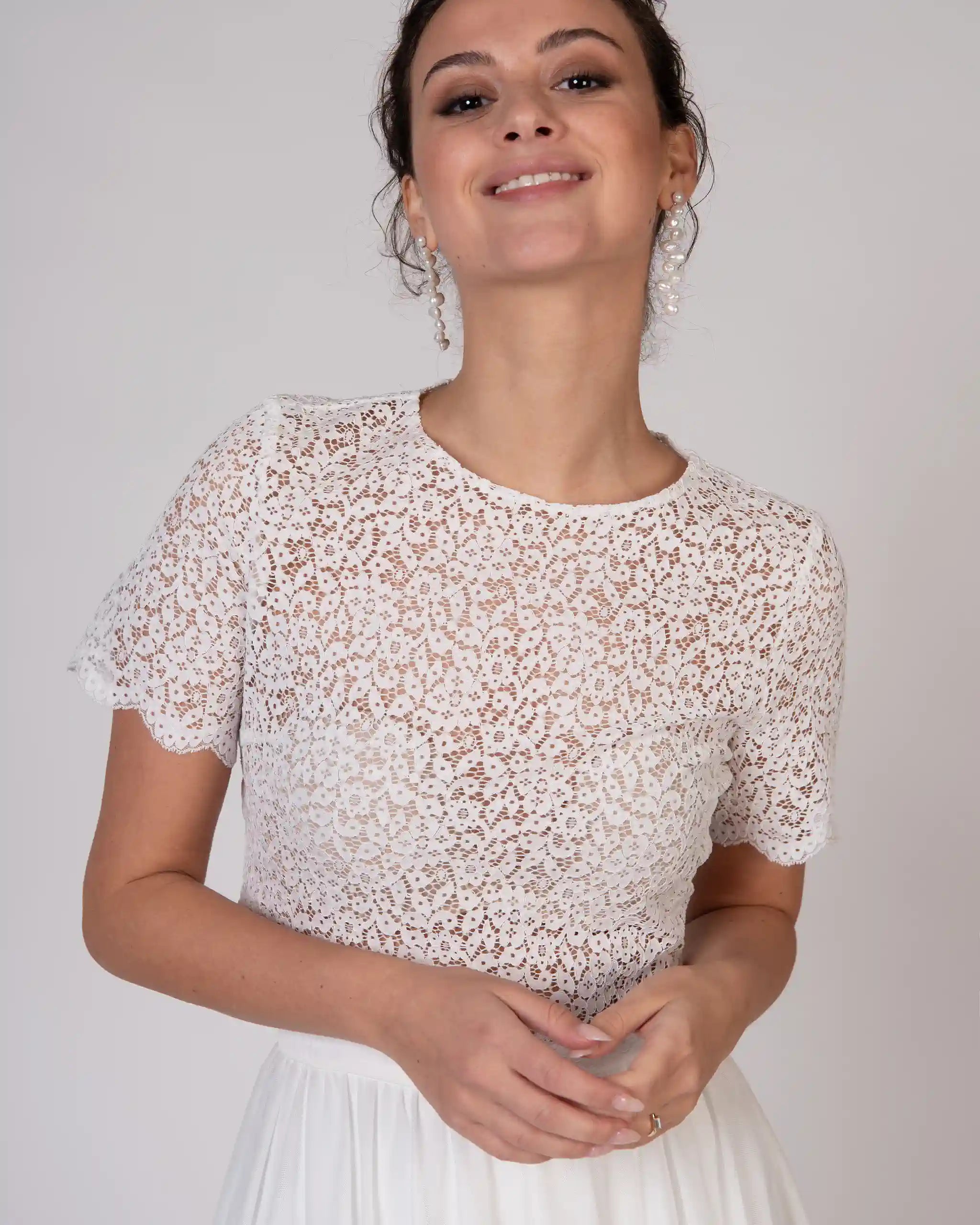 Kurzes Brautkeid mit knielangem Tüllrock und Spitzen Crop Top - Detailansicht