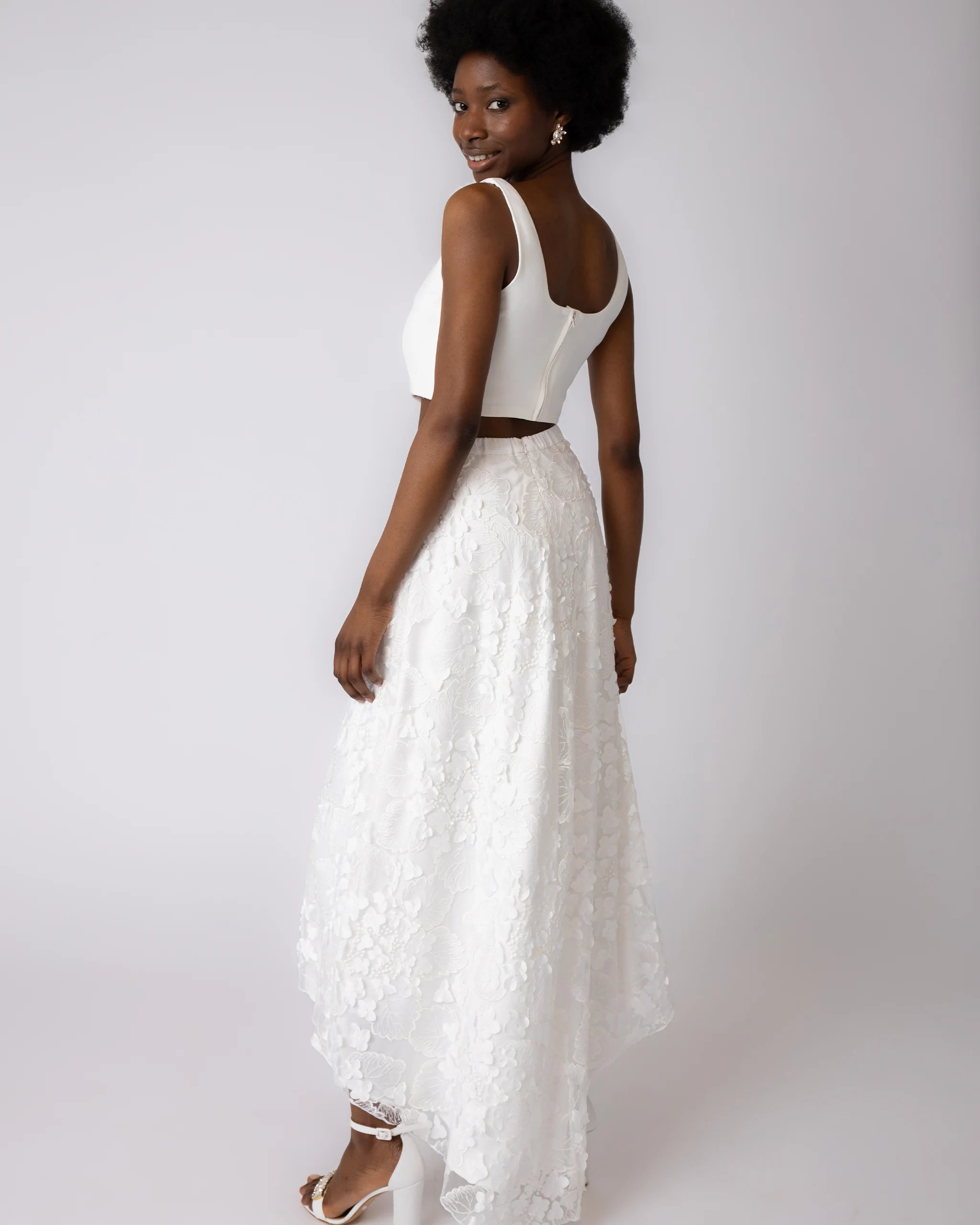 Asymmetrischer Tüllrock mit 3D-Blumen Ansicht hinten