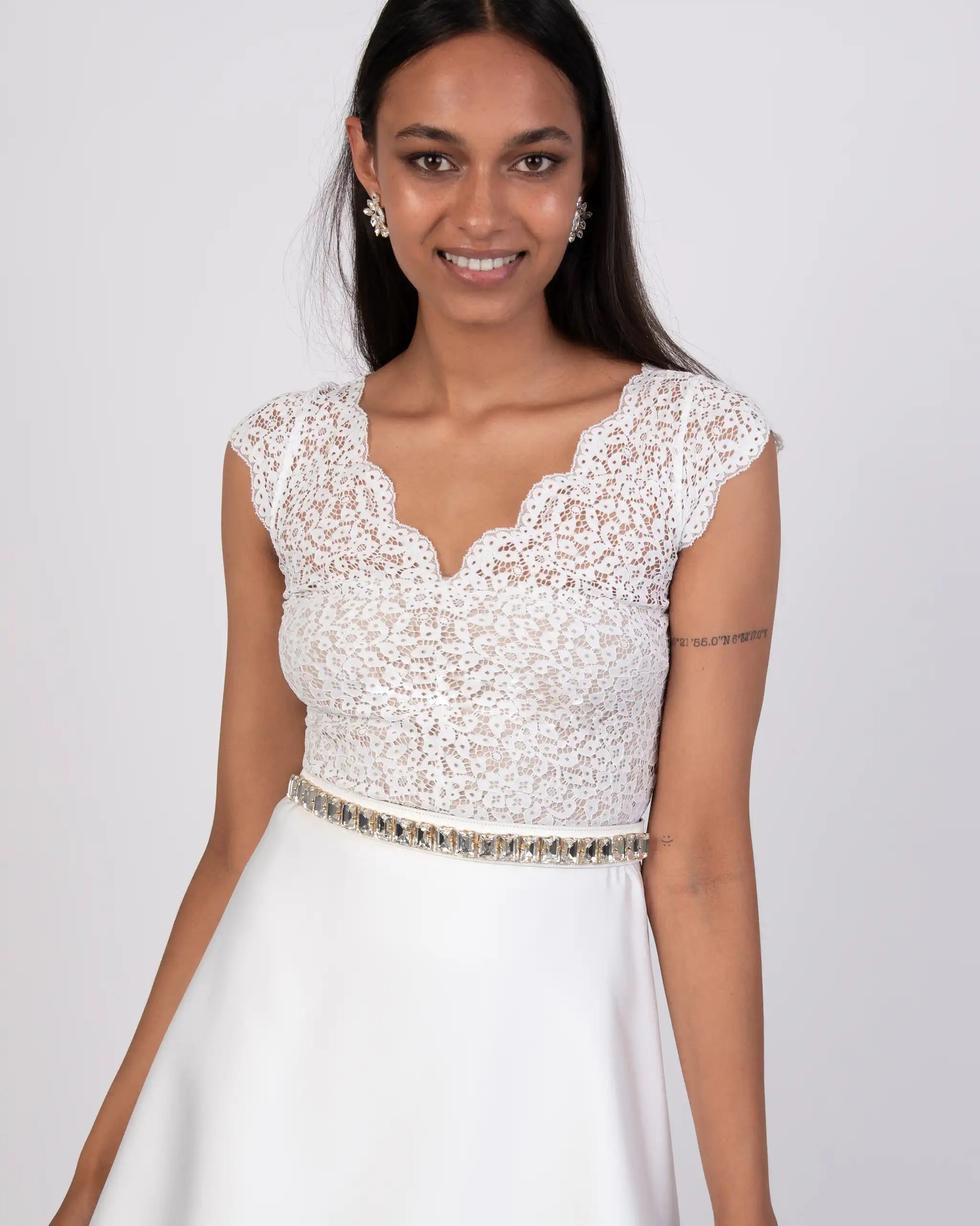 Kurzarm Brautbody aus floraler Spitze Ansicht vorne