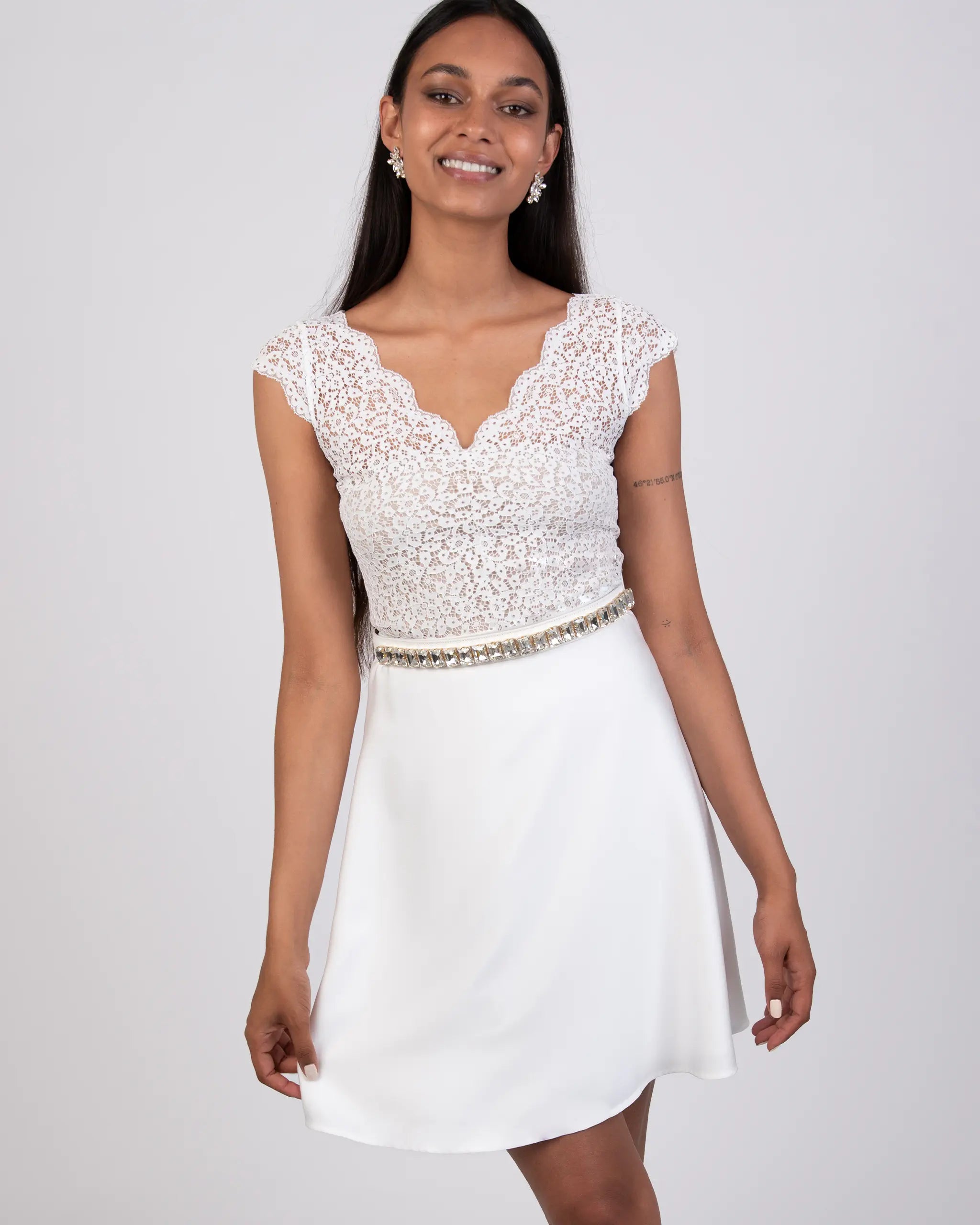 Kurzarm Brautbody aus floraler Spitze Ansicht vorne