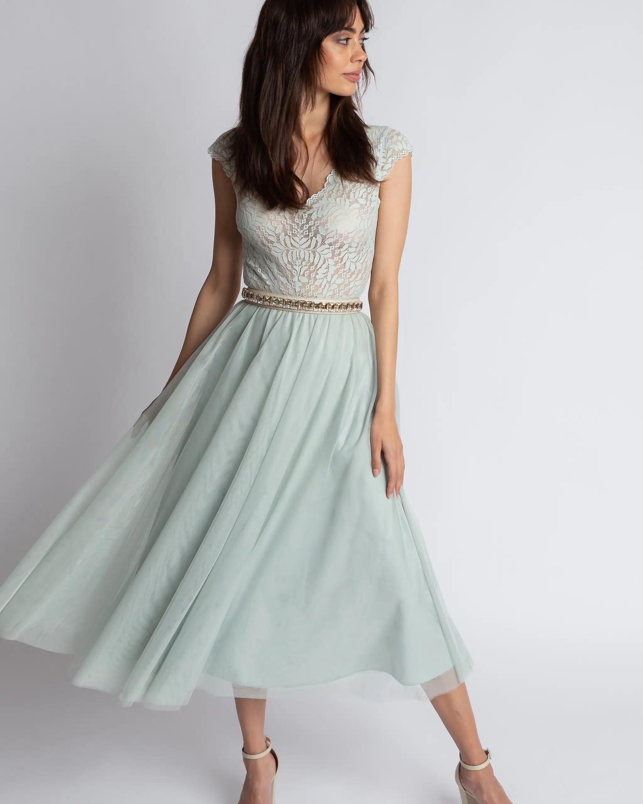 Kurzarm Body aus floraler Spitze mit V-Ausschnitt in salbeigrün - Ansicht vorne 