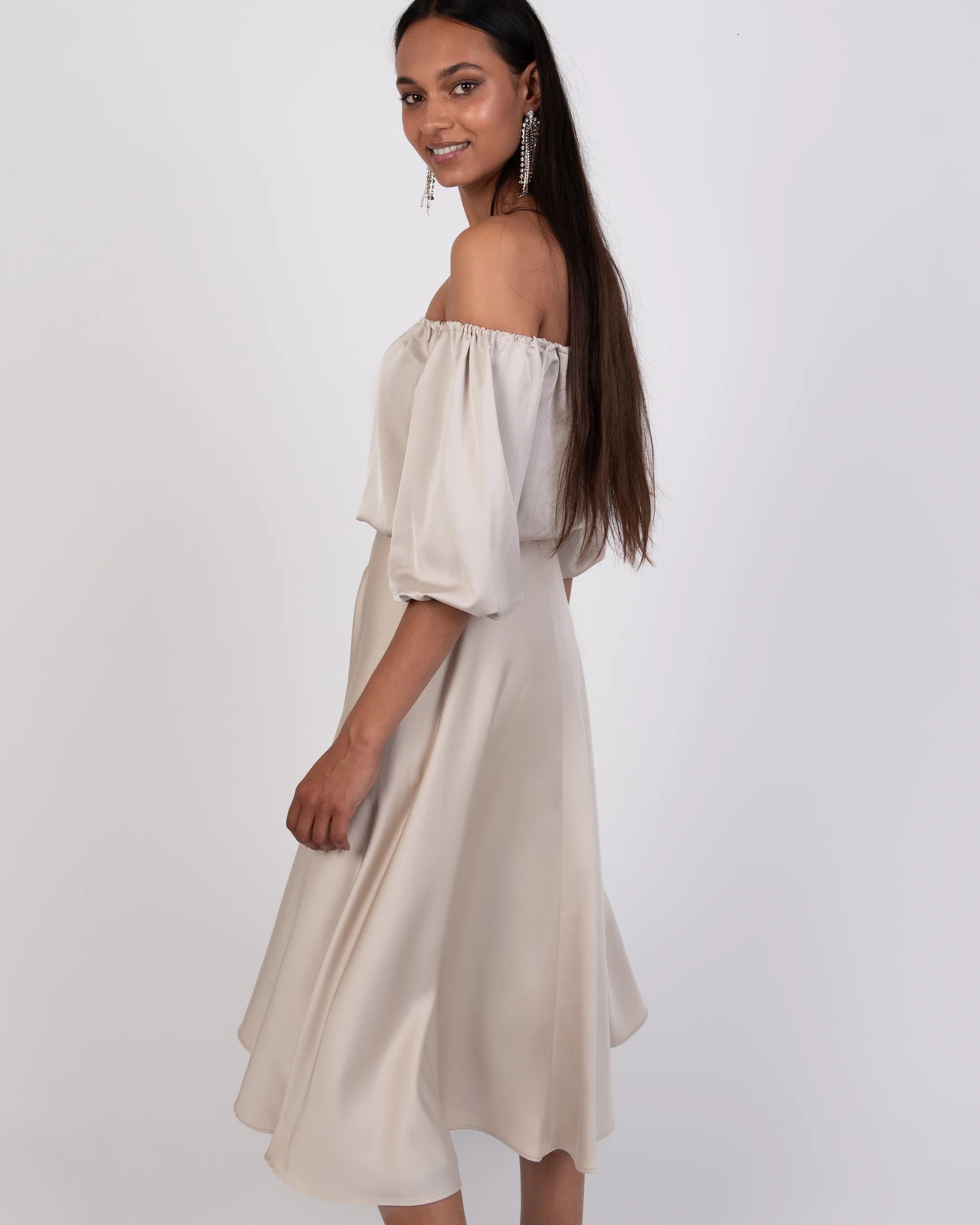 Wadenlanger Satinrock in champagne Ansicht vorne