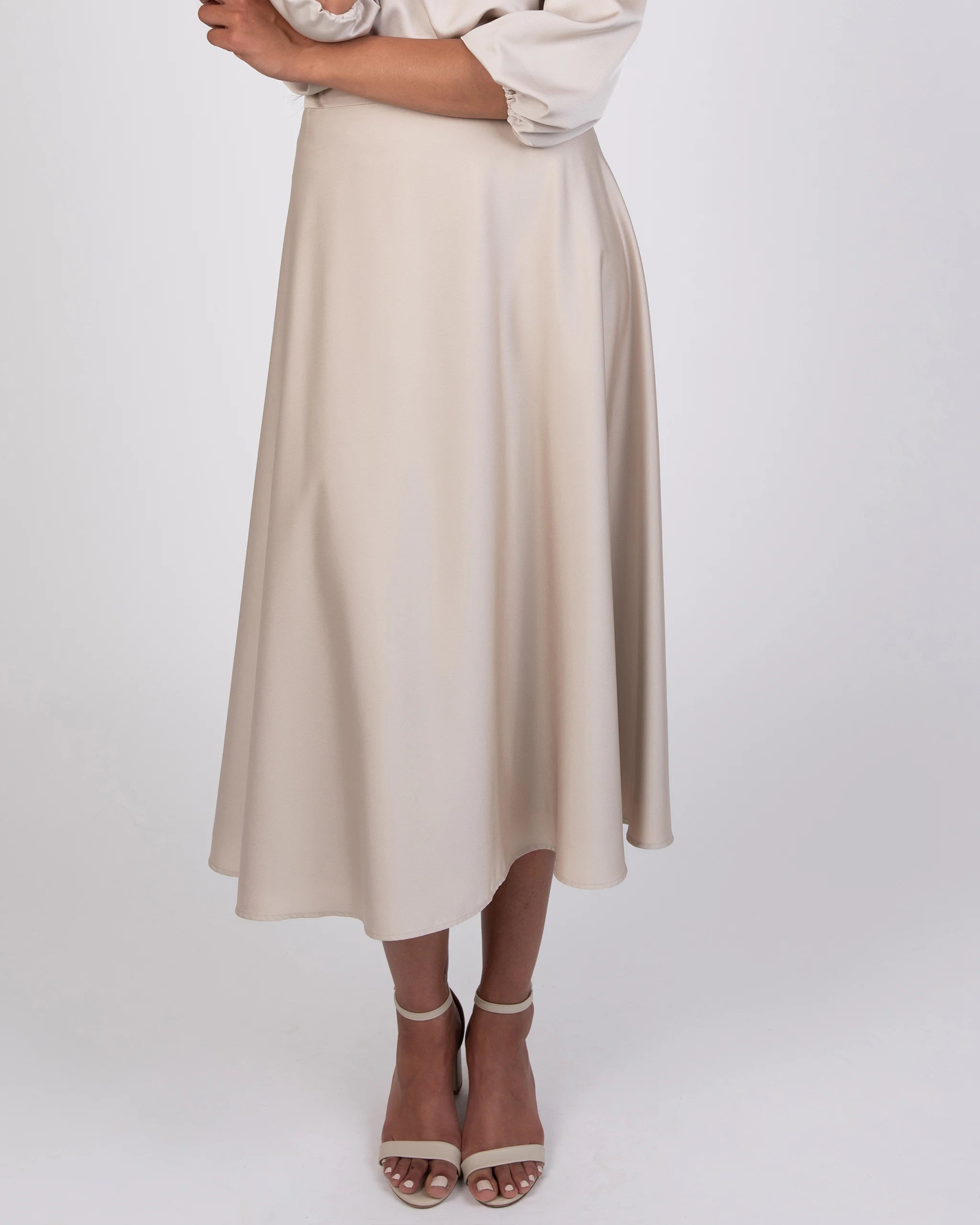 Wadenlanger Satinrock in champagne Ansicht vorne