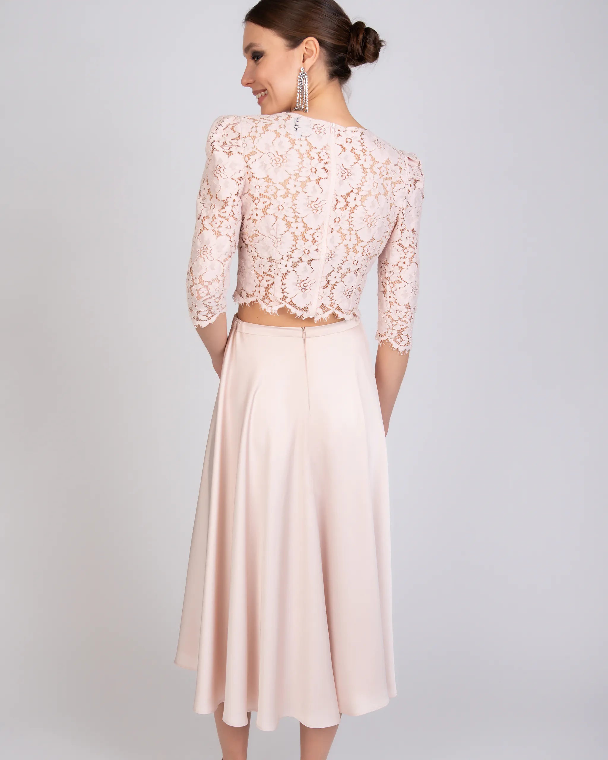 Wadenlanger Satinrock in rosa Ansicht hinten