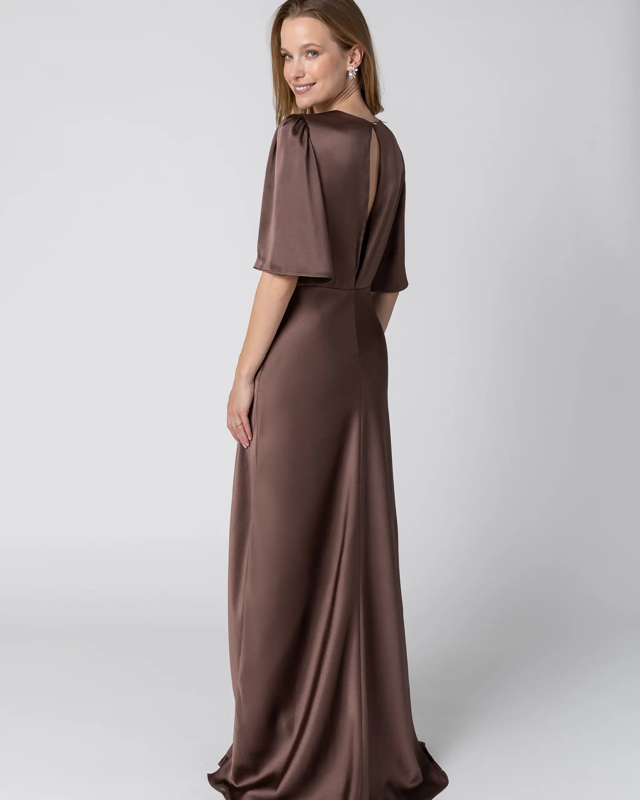 Kurzarm Abendkleid in braun mit V-Ausschnitt und Rueckenoeffnung - Ansicht hinten